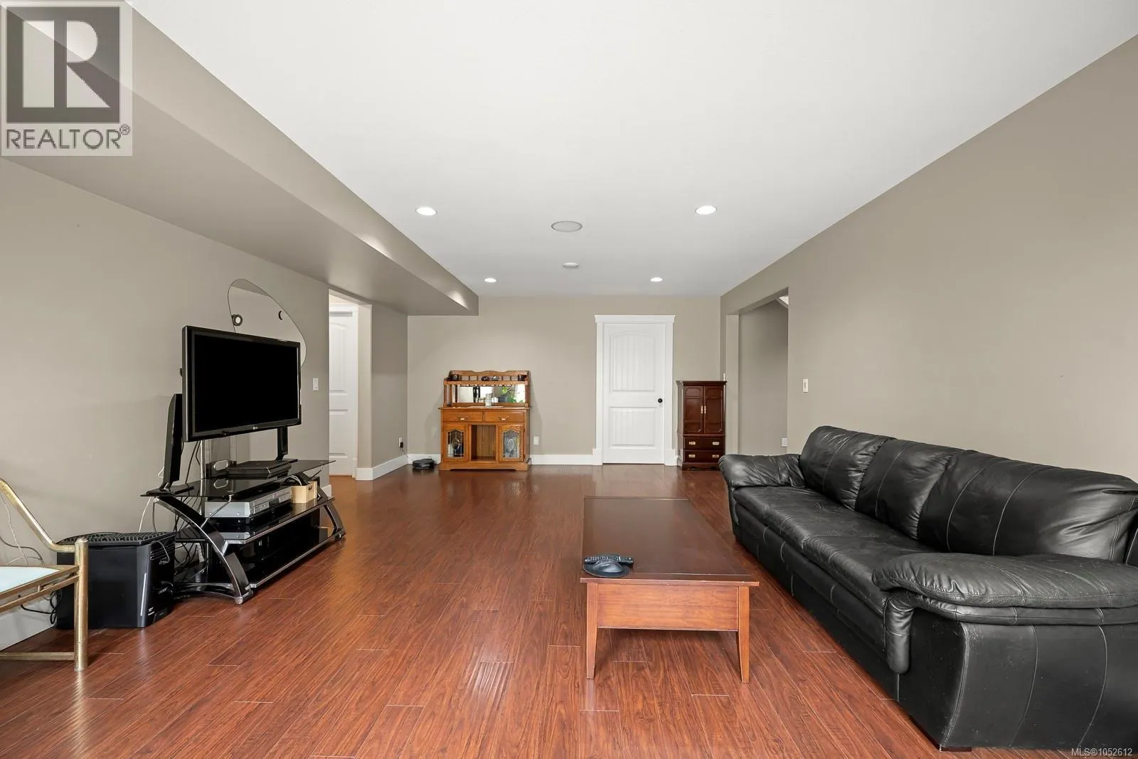 2644 Kendal Ave
