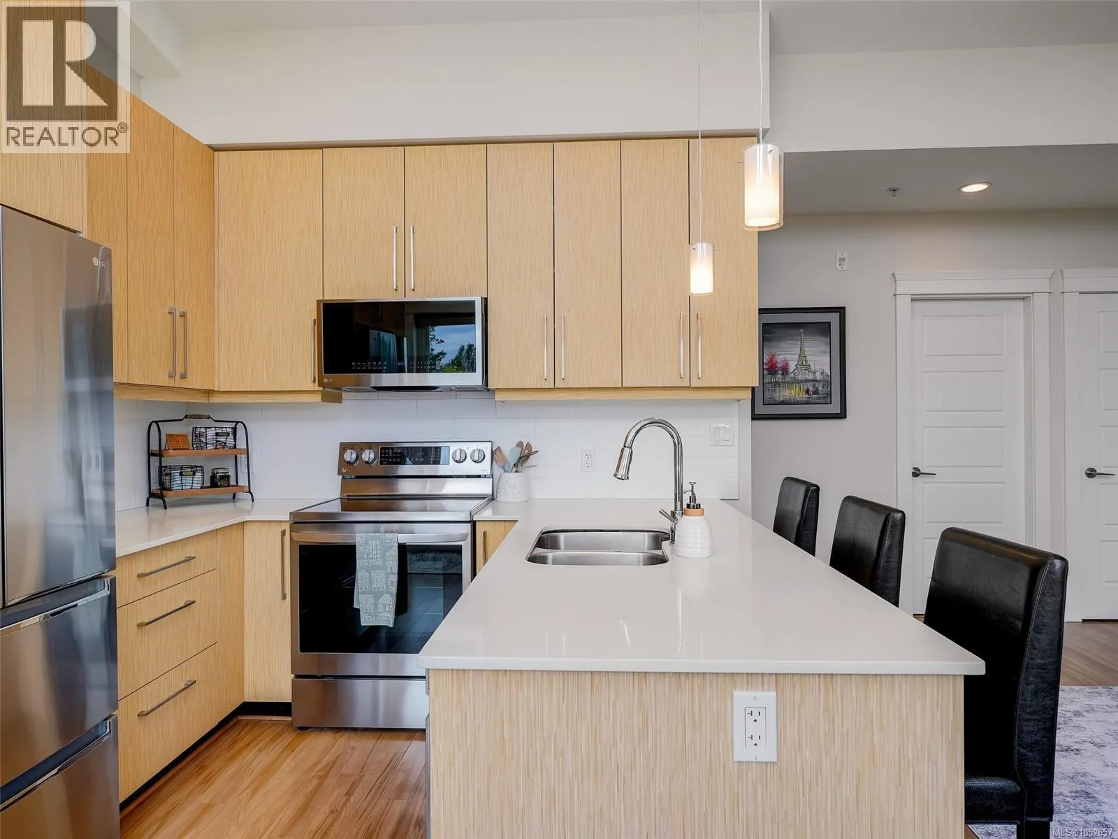 401 7161 West Saanich Rd