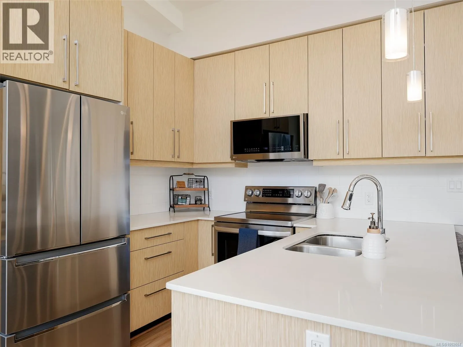 401 7161 West Saanich Rd