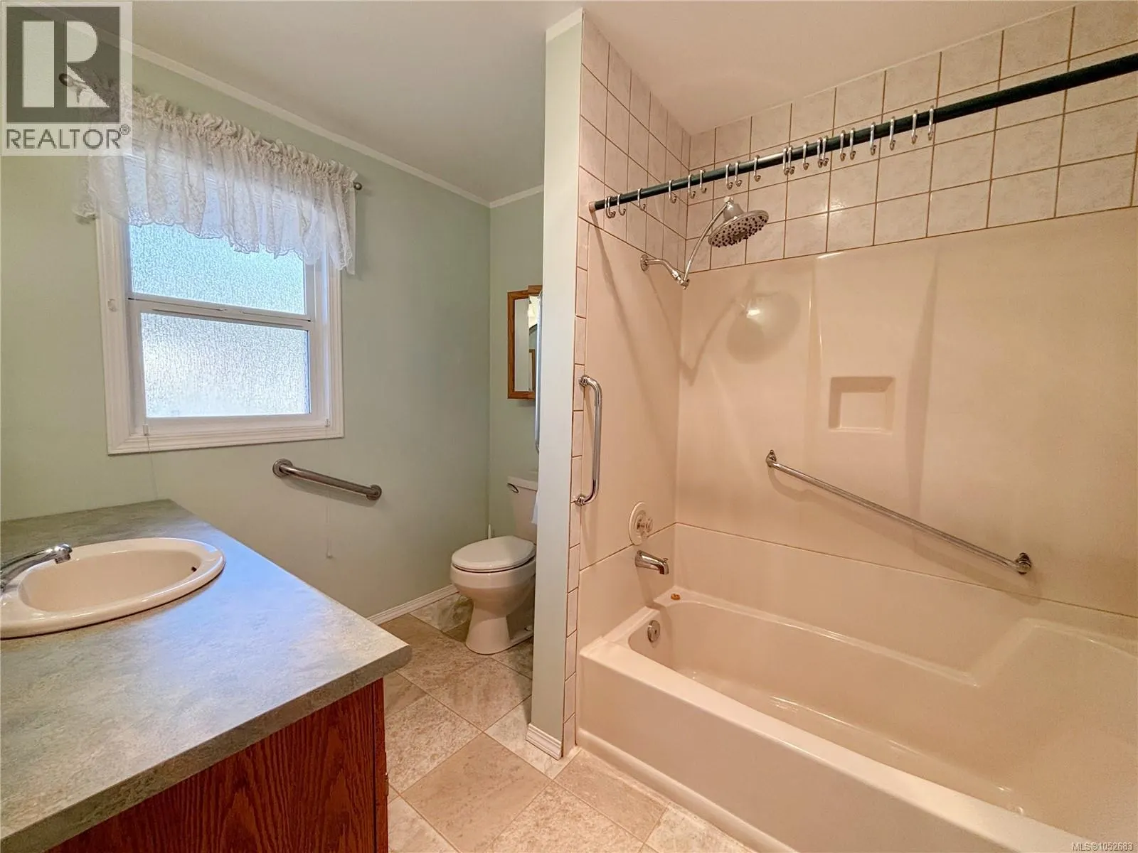 382 Chamiss Cres