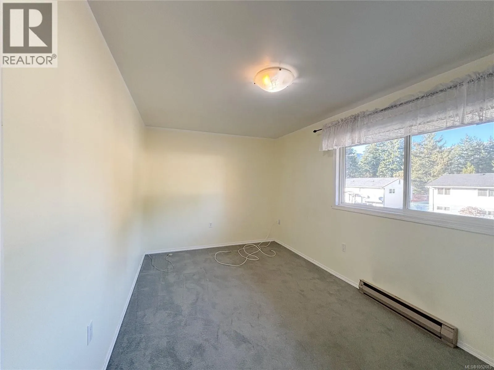 382 Chamiss Cres