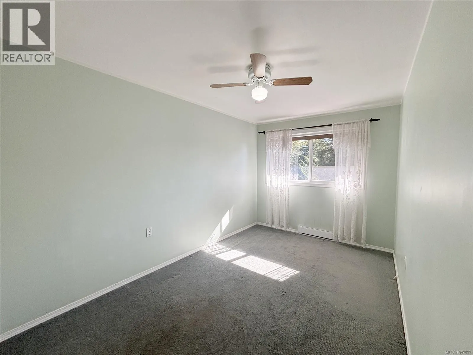 382 Chamiss Cres