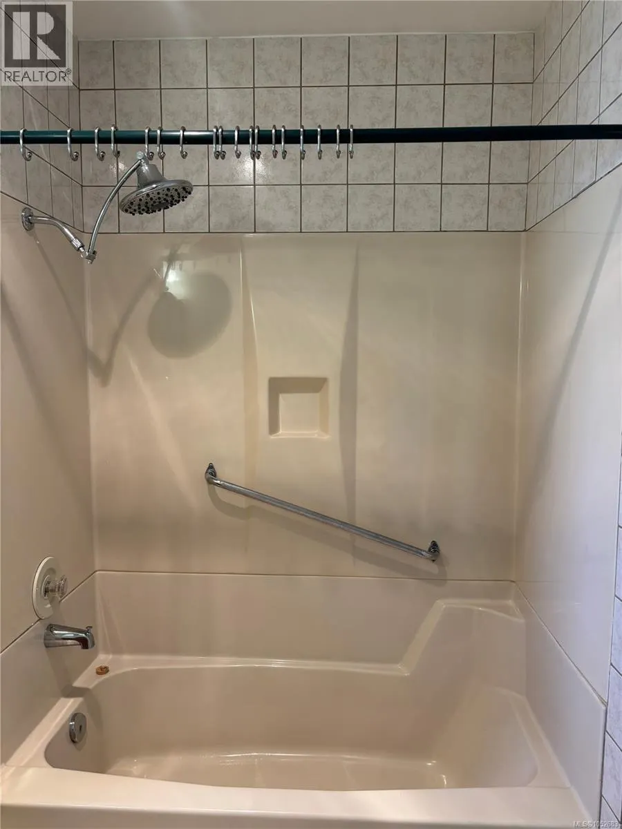 382 Chamiss Cres