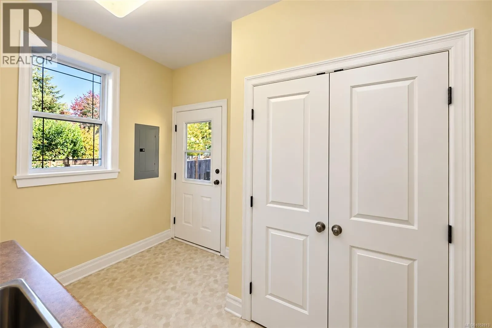 6086 Sterling Dr
