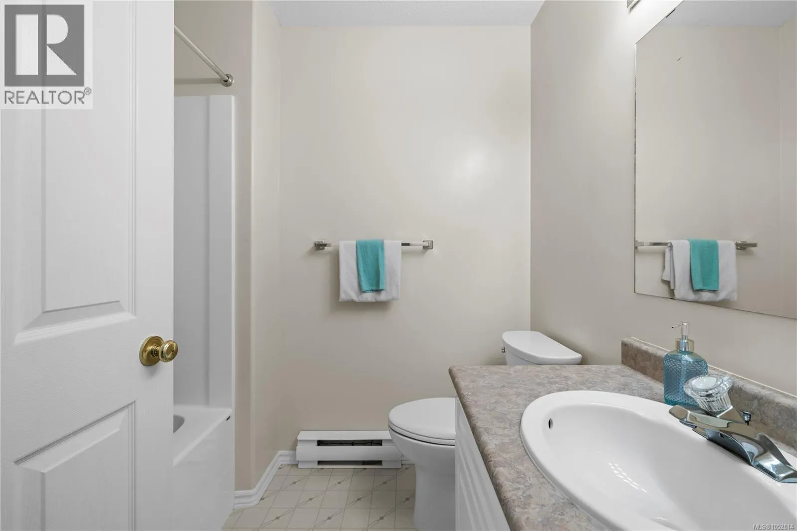 1024 Centre Cres