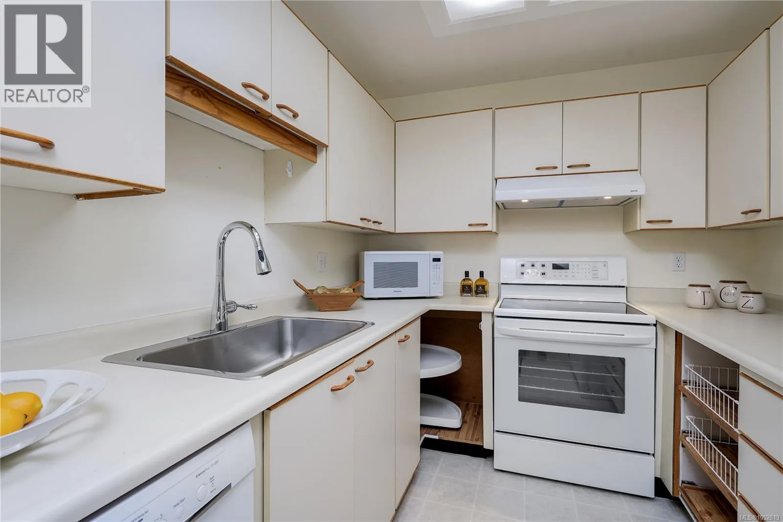 203 1120 Fairfield Rd
