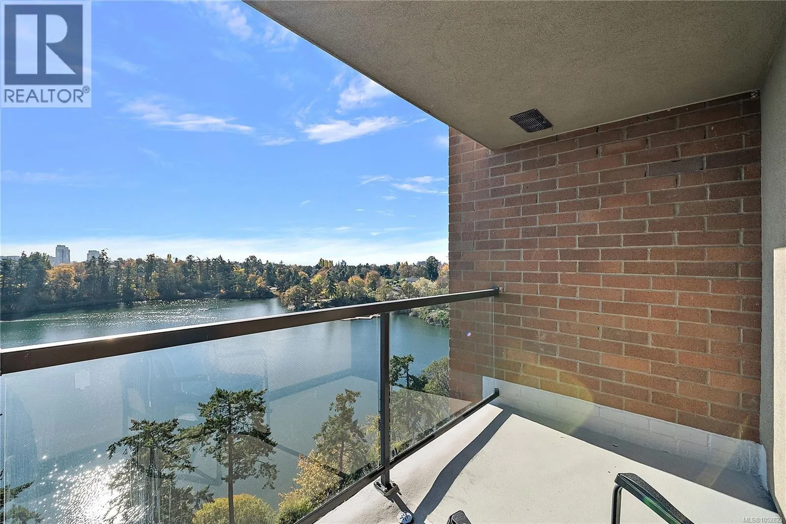 802 105 Gorge Rd E