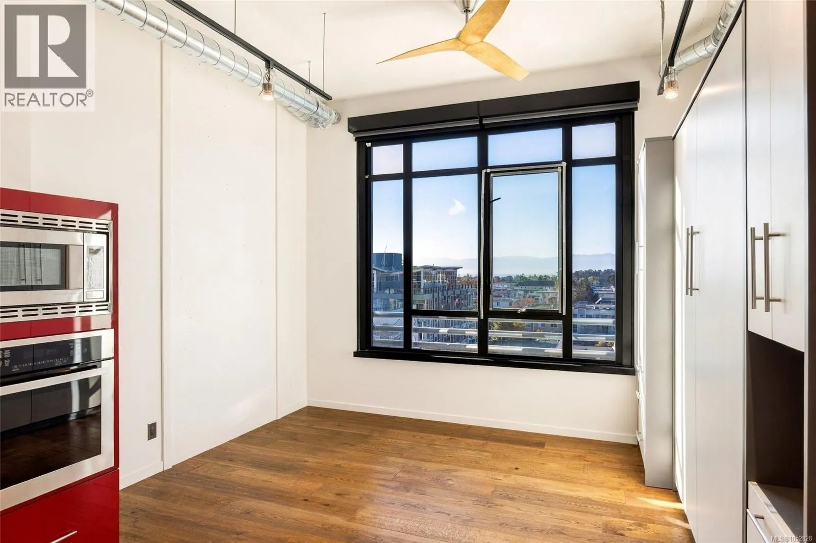 808 1029 View St