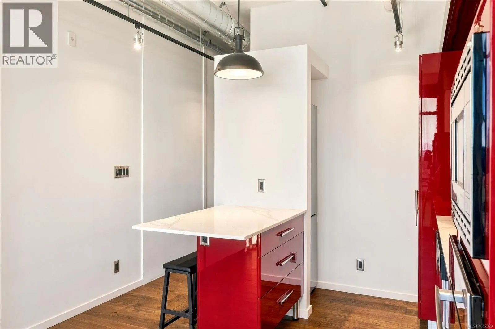 808 1029 View St