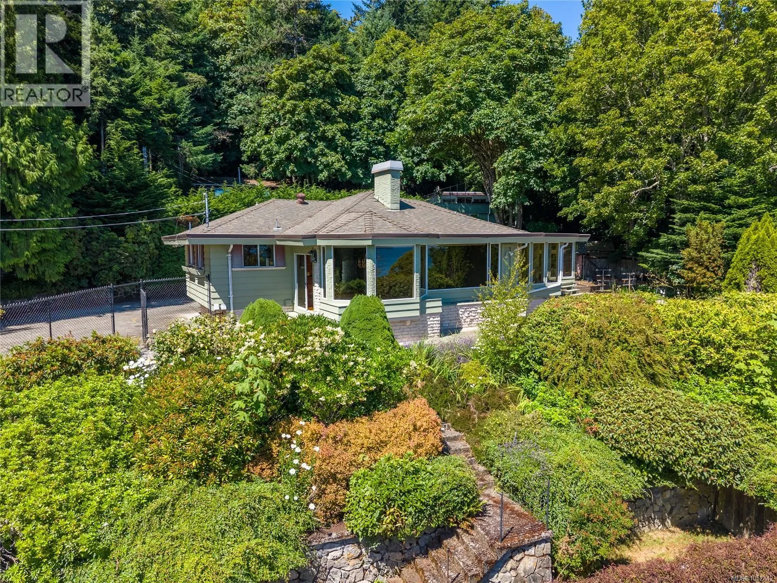 4916 Lochside Dr