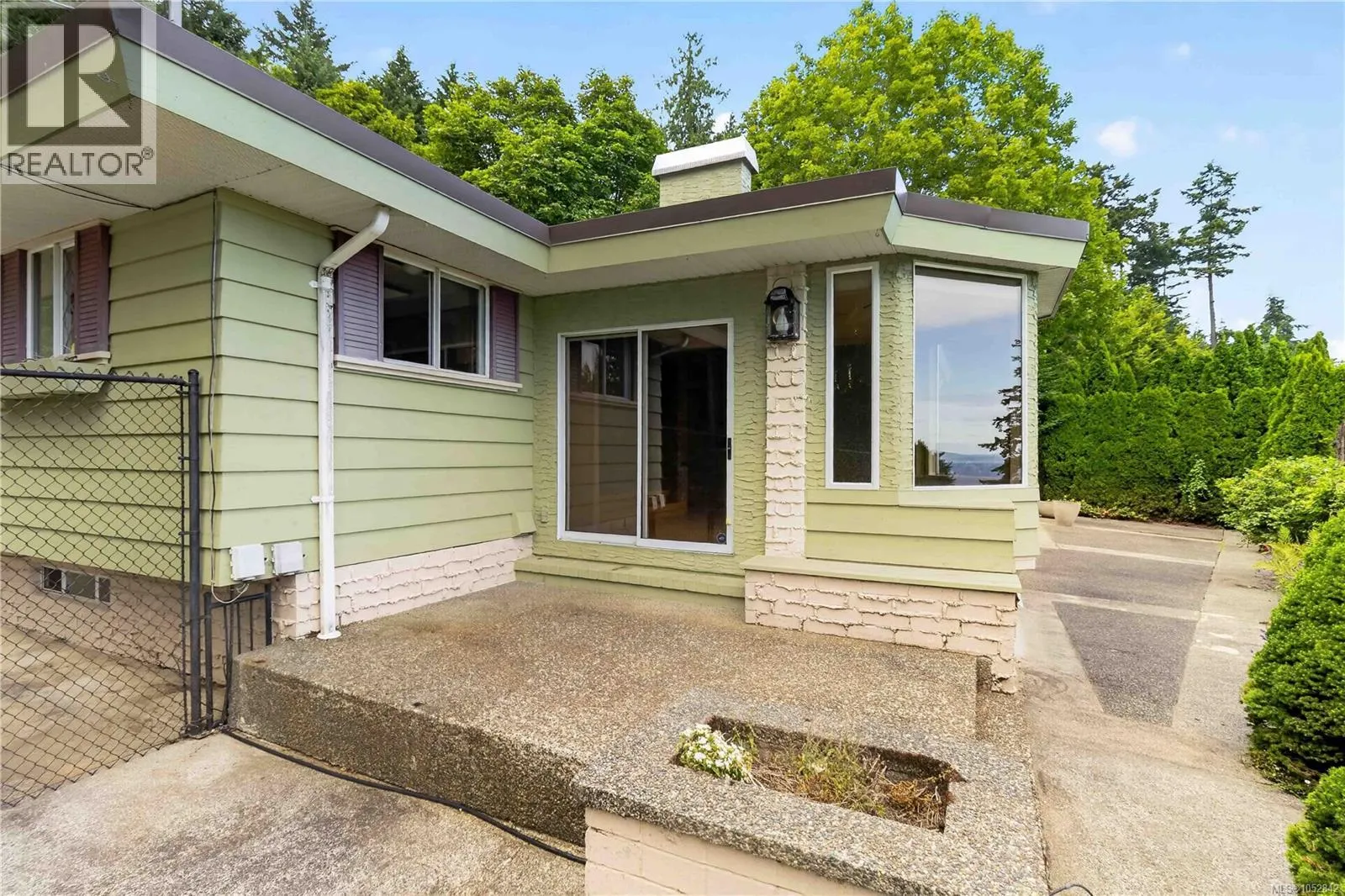 4916 Lochside Dr
