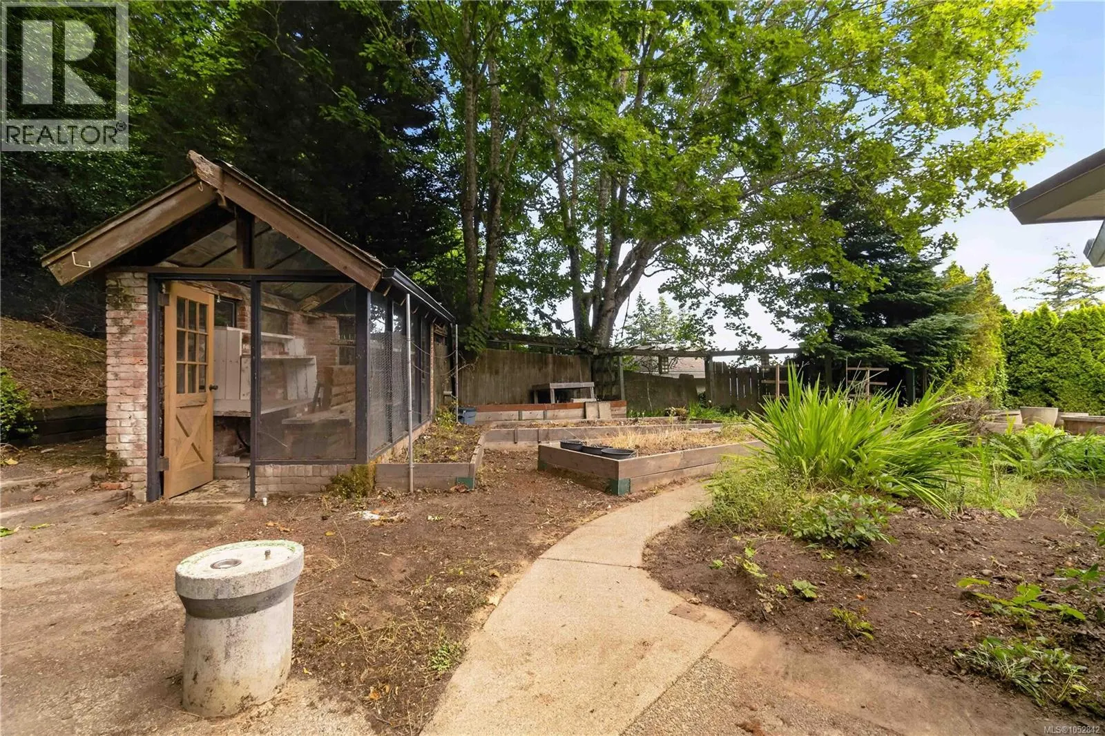 4916 Lochside Dr
