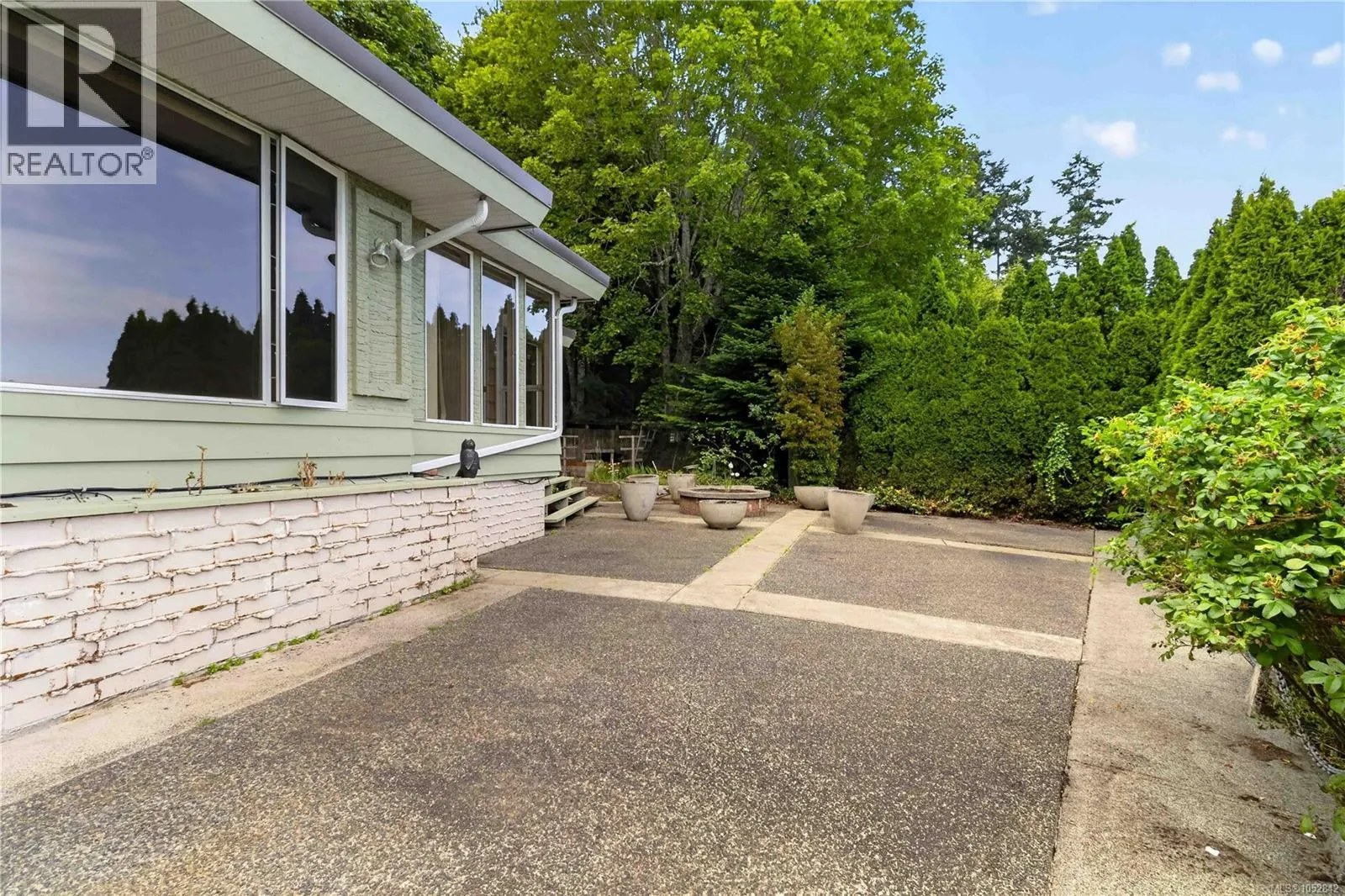 4916 Lochside Dr