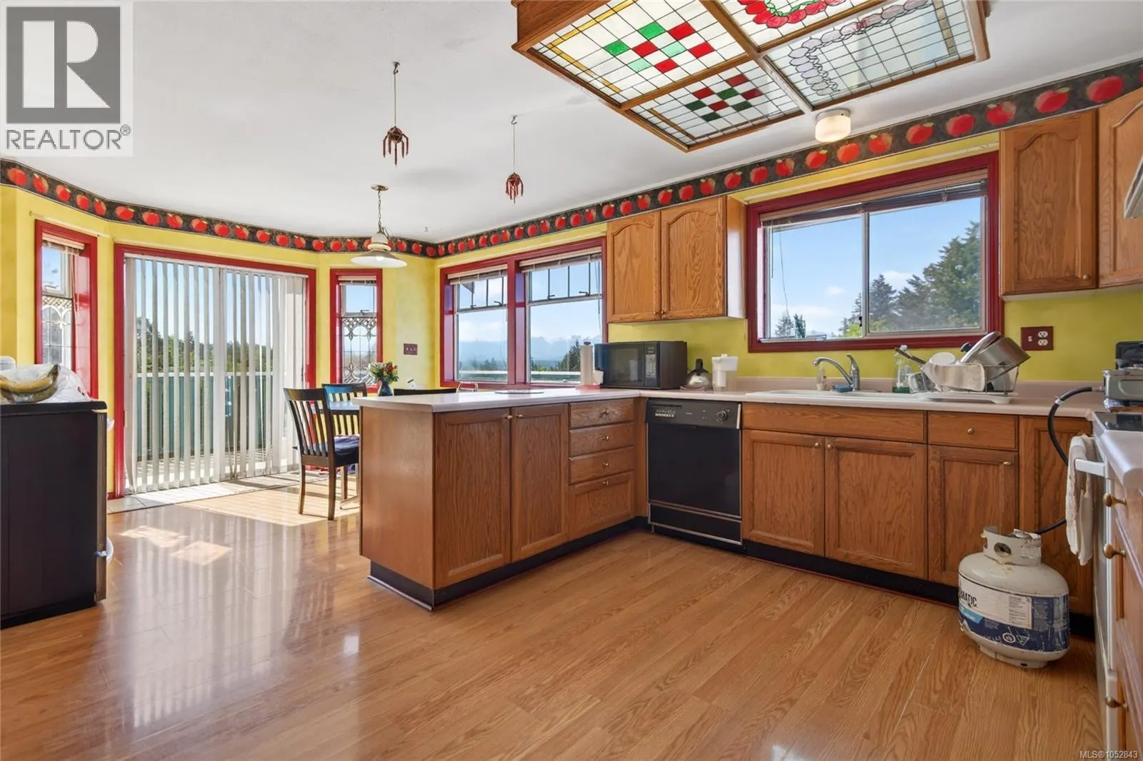 365 Panorama Cres