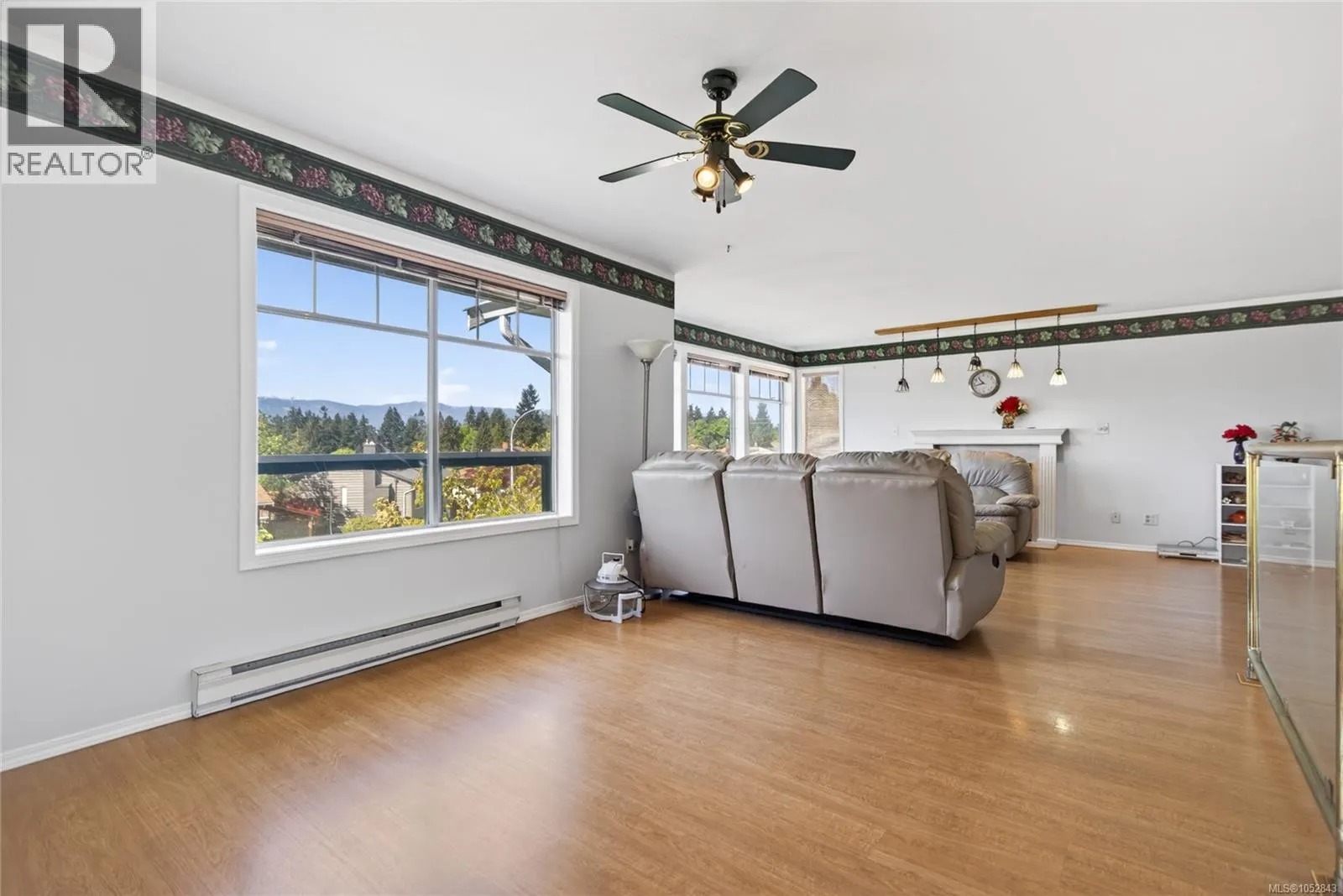 365 Panorama Cres