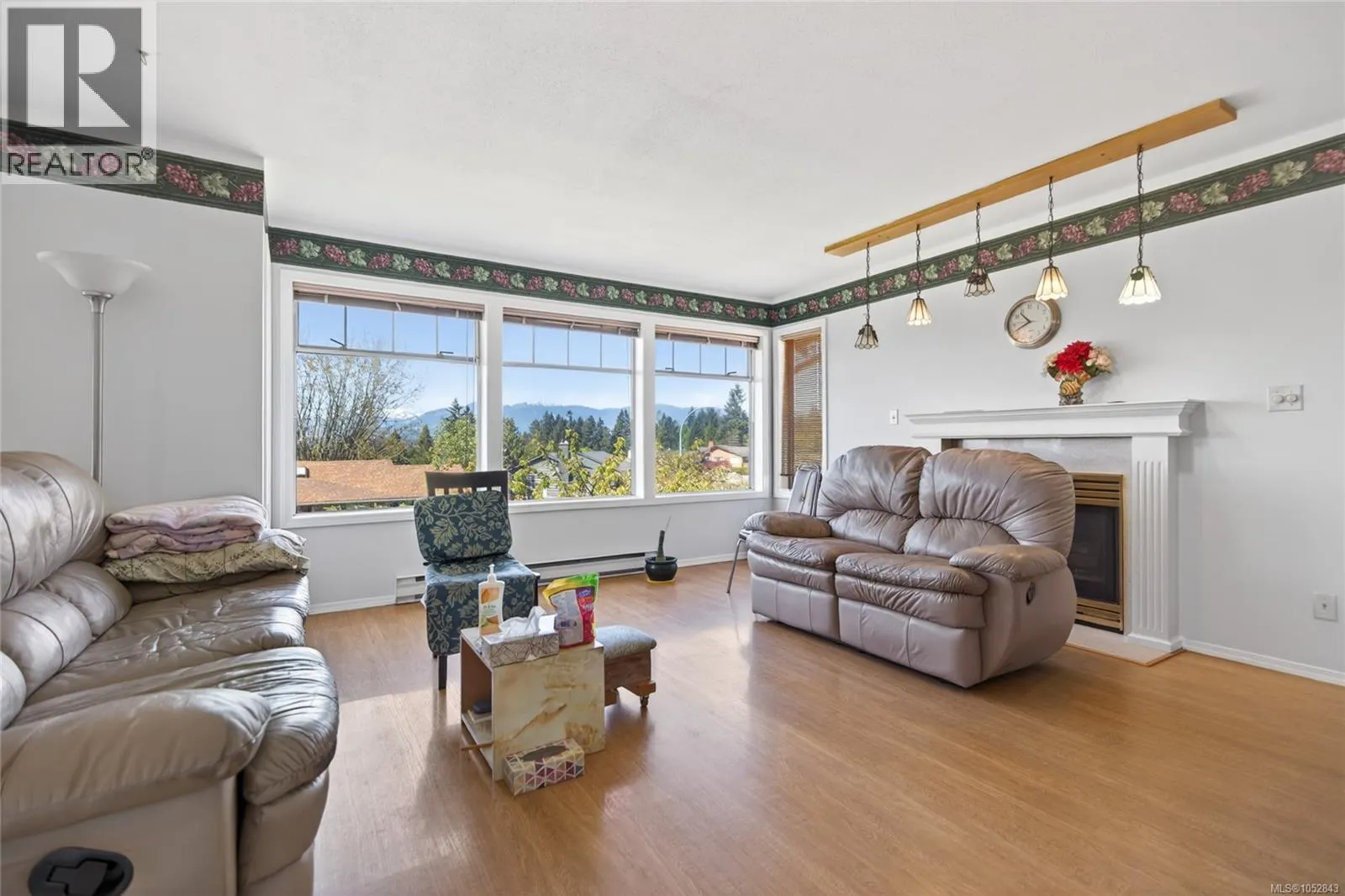 365 Panorama Cres