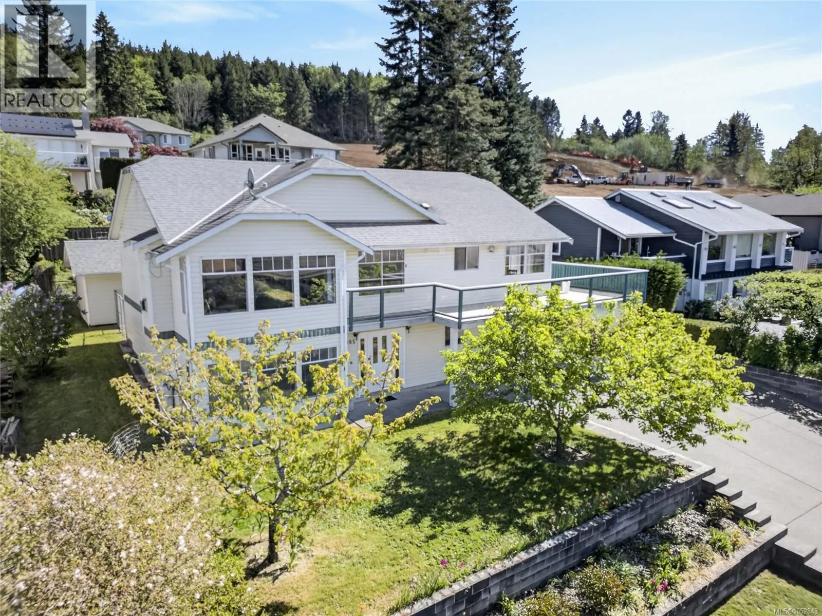 365 Panorama Cres