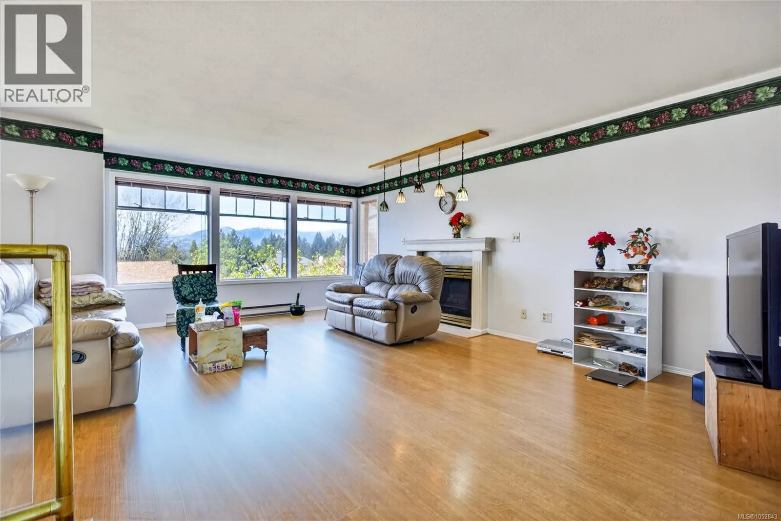 365 Panorama Cres
