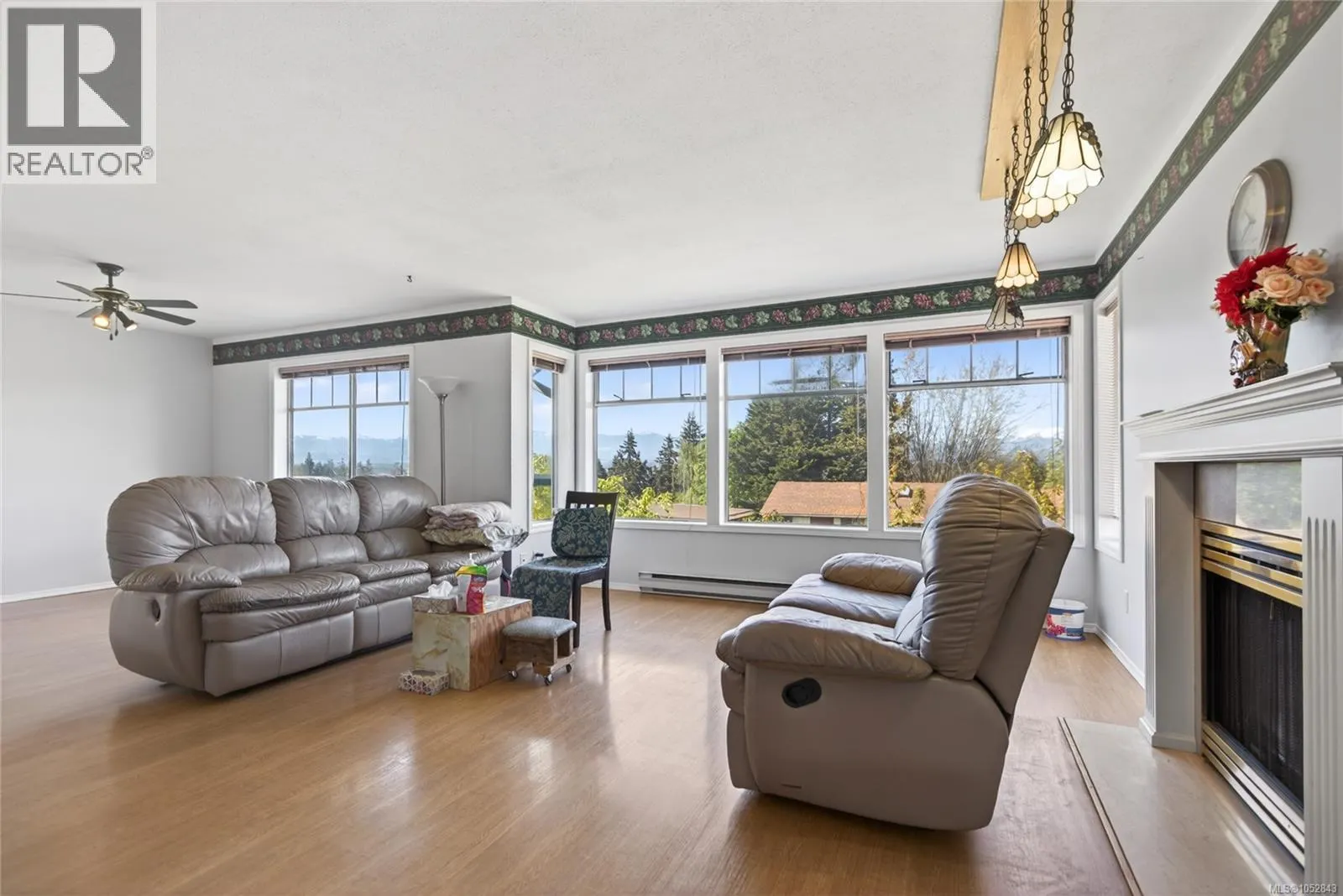 365 Panorama Cres