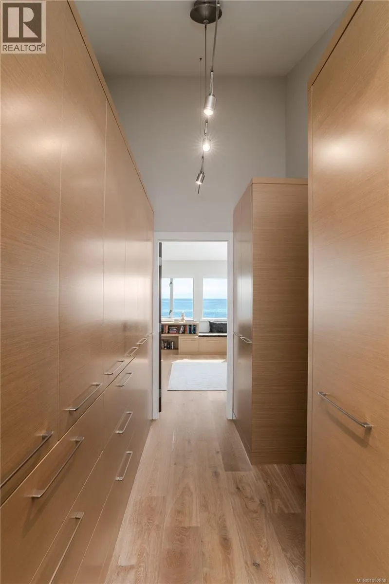 5039 Cordova Bay Rd