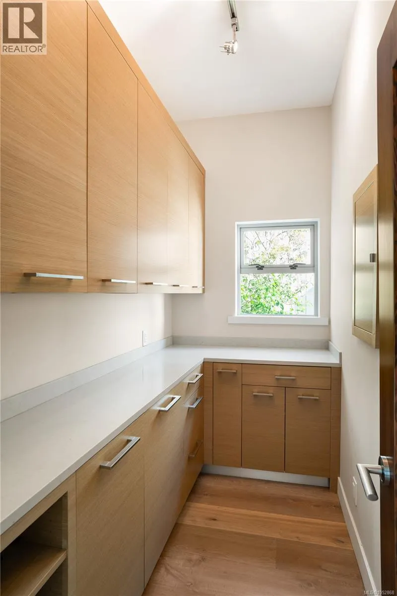 5039 Cordova Bay Rd