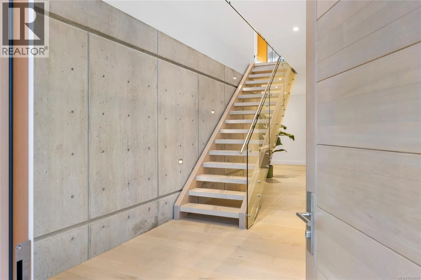156 Golden Oaks Cres