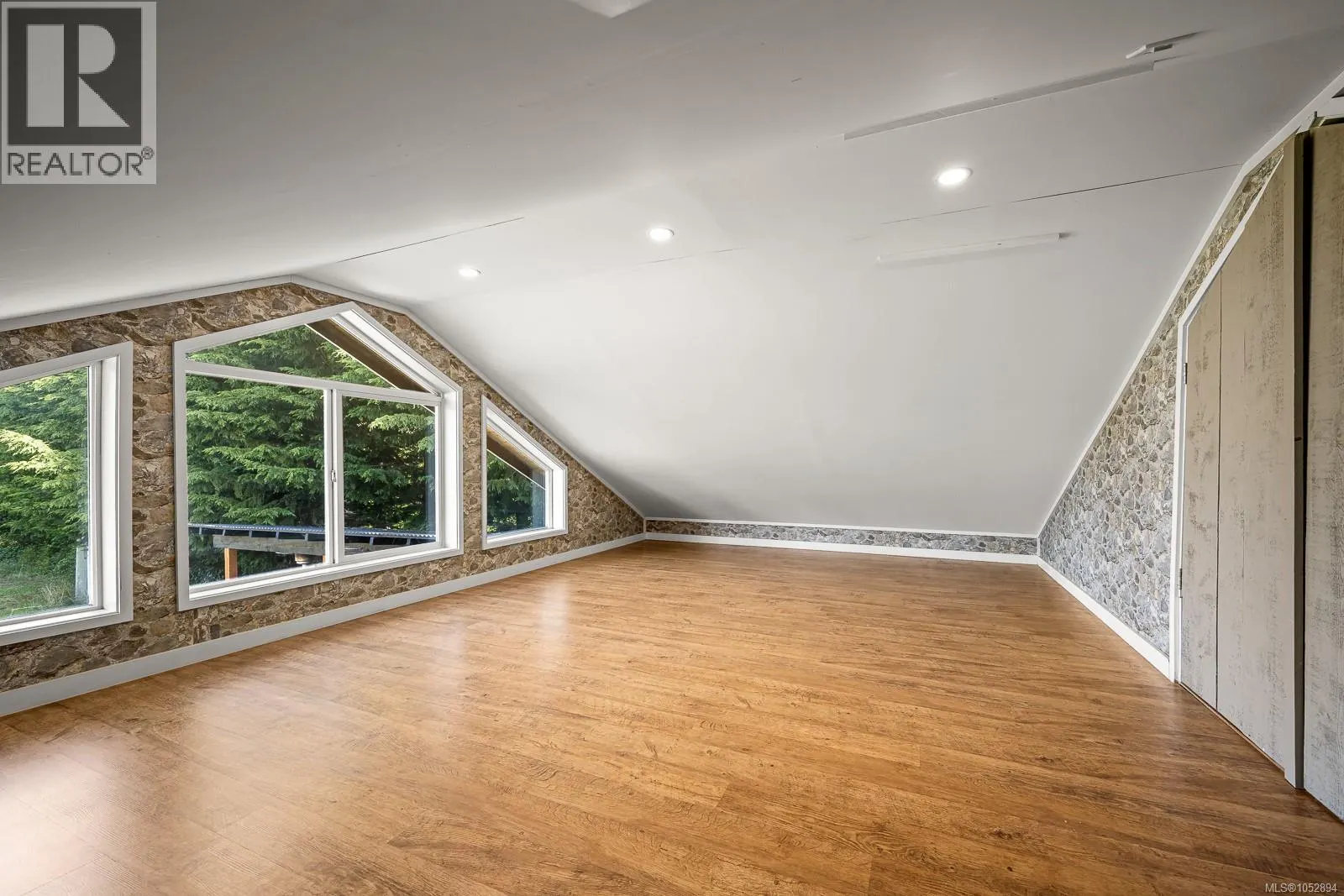 885 Lanqvist Rd