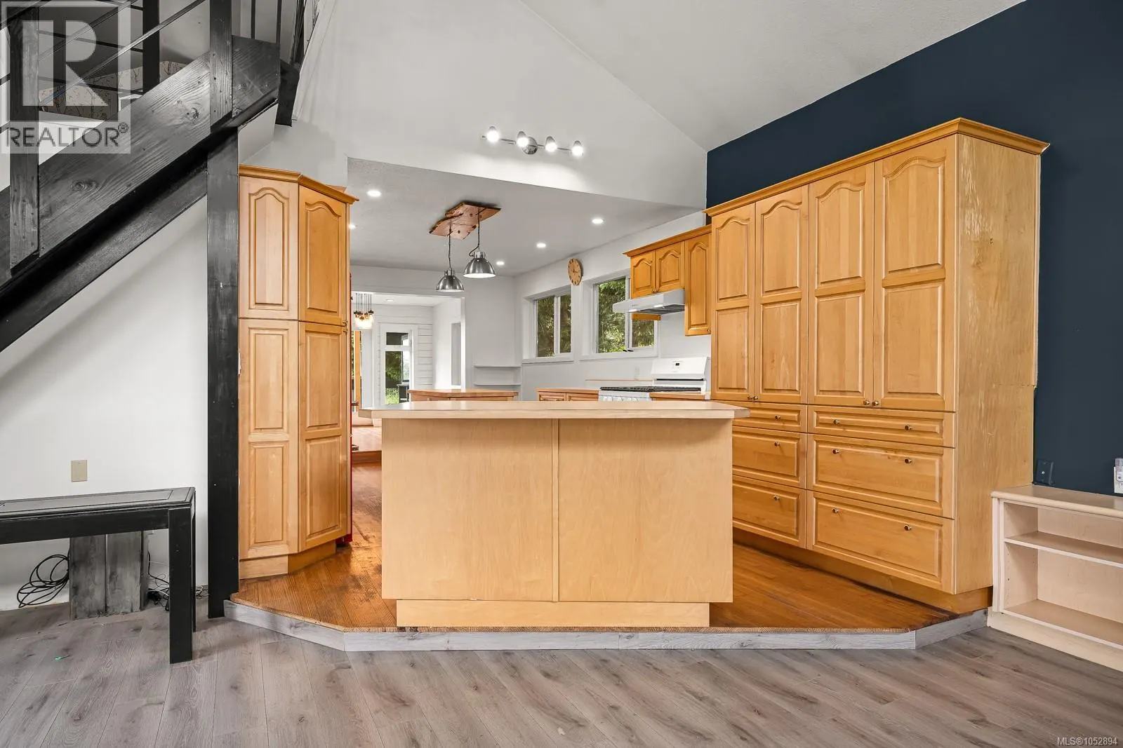 885 Lanqvist Rd