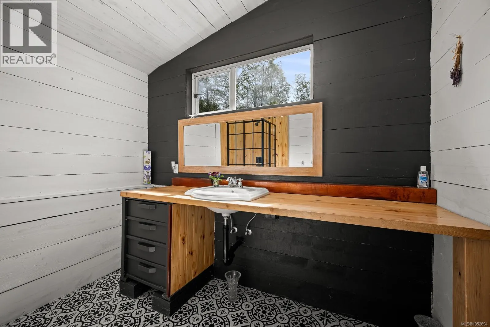 885 Lanqvist Rd
