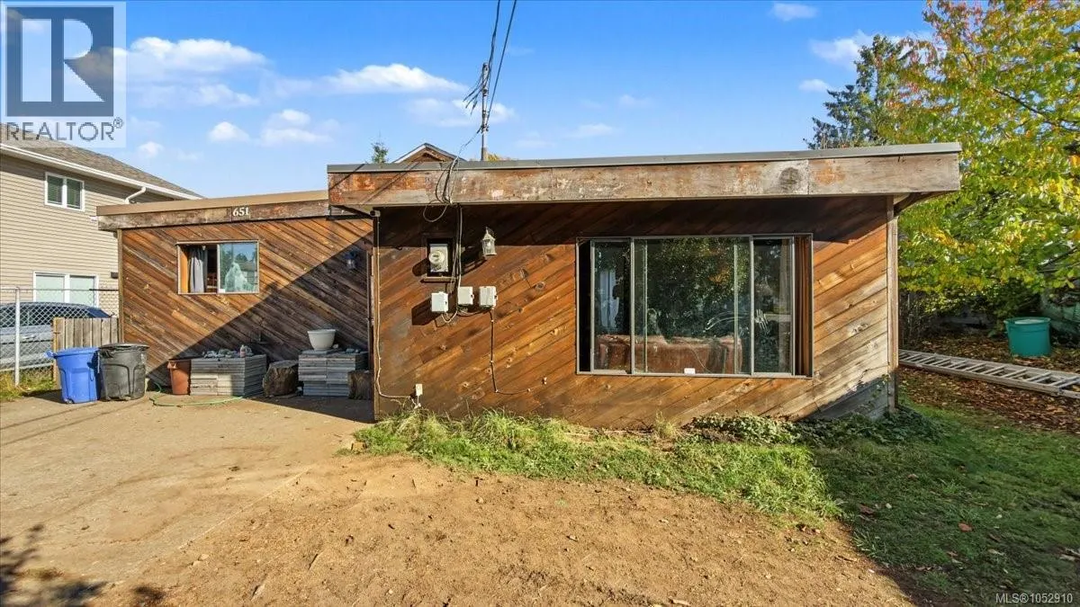 651 Dogwood St