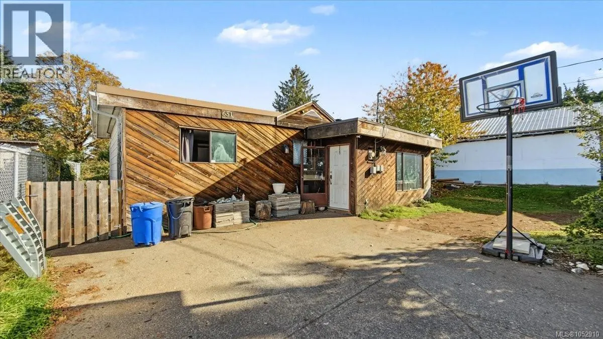 651 Dogwood St