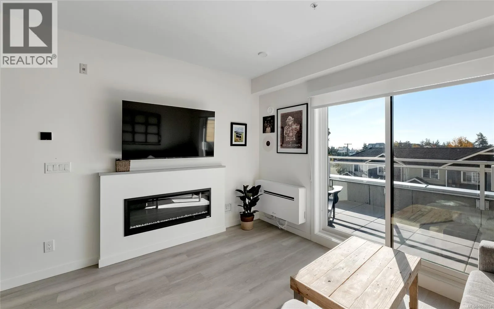 211 1102 Esquimalt Rd