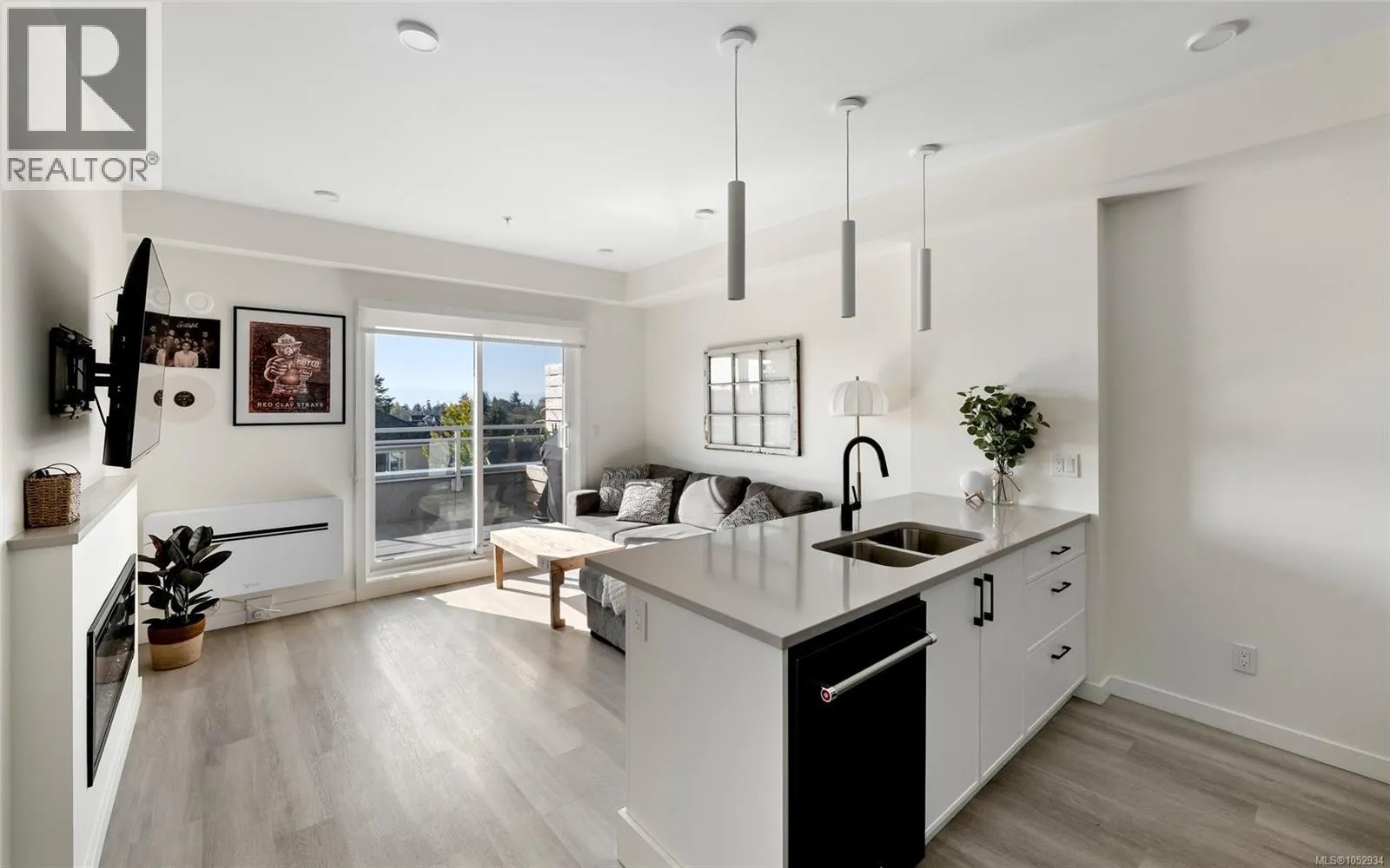 211 1102 Esquimalt Rd