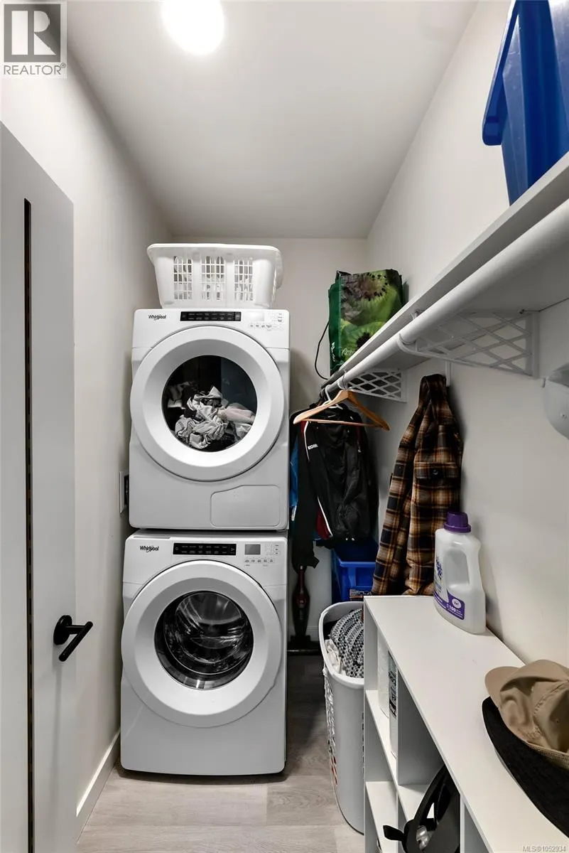 211 1102 Esquimalt Rd