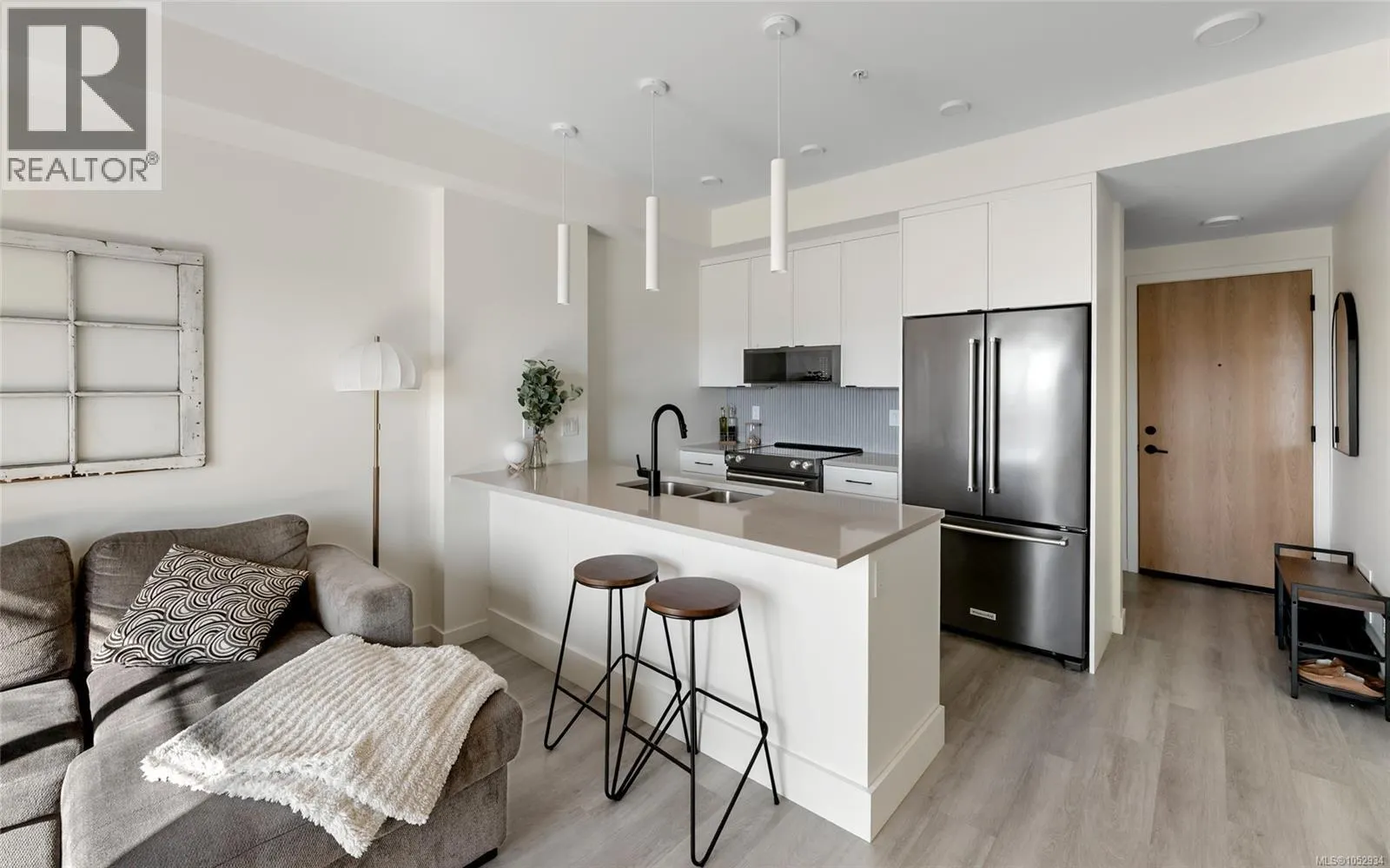 211 1102 Esquimalt Rd