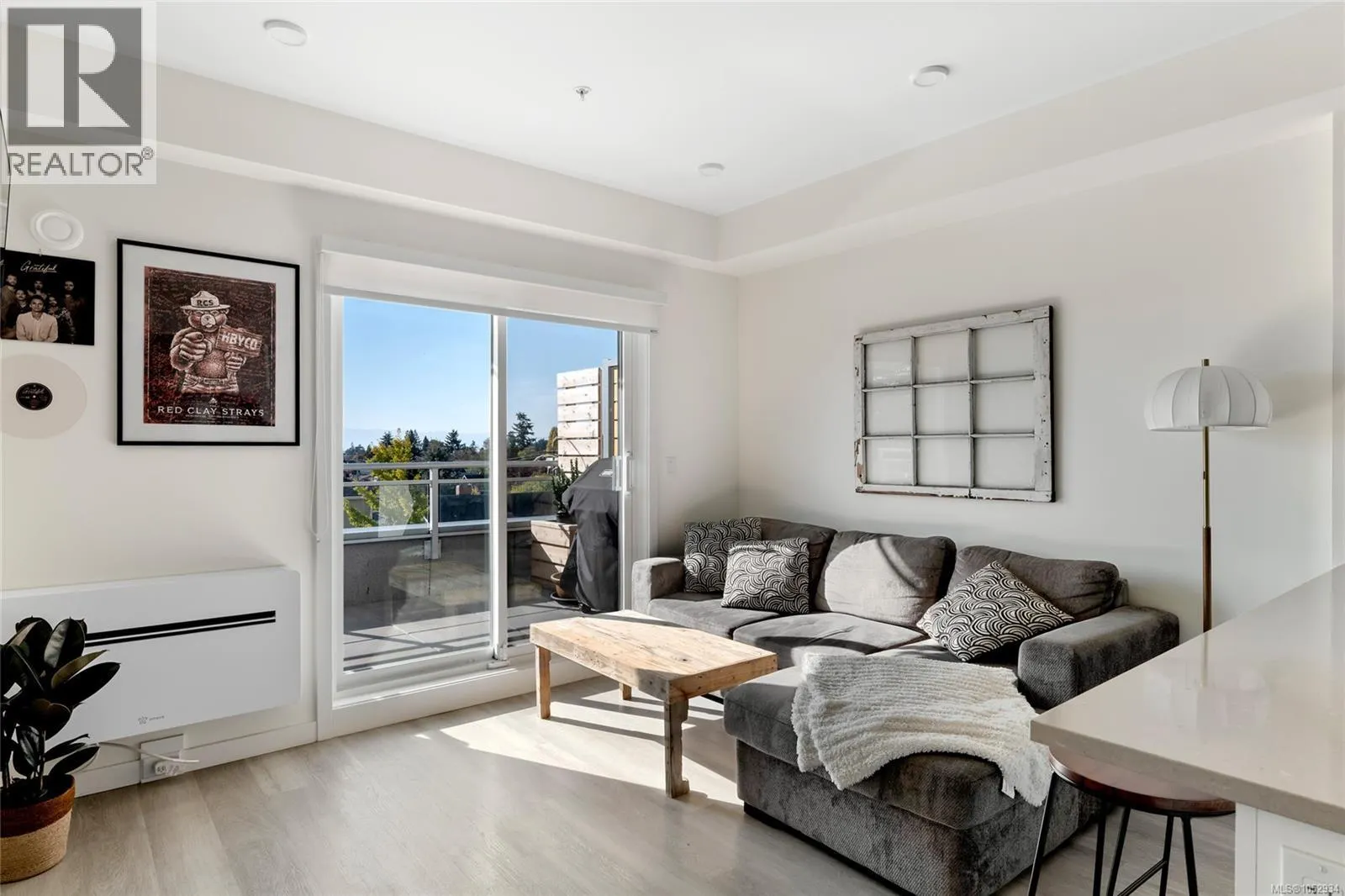 211 1102 Esquimalt Rd
