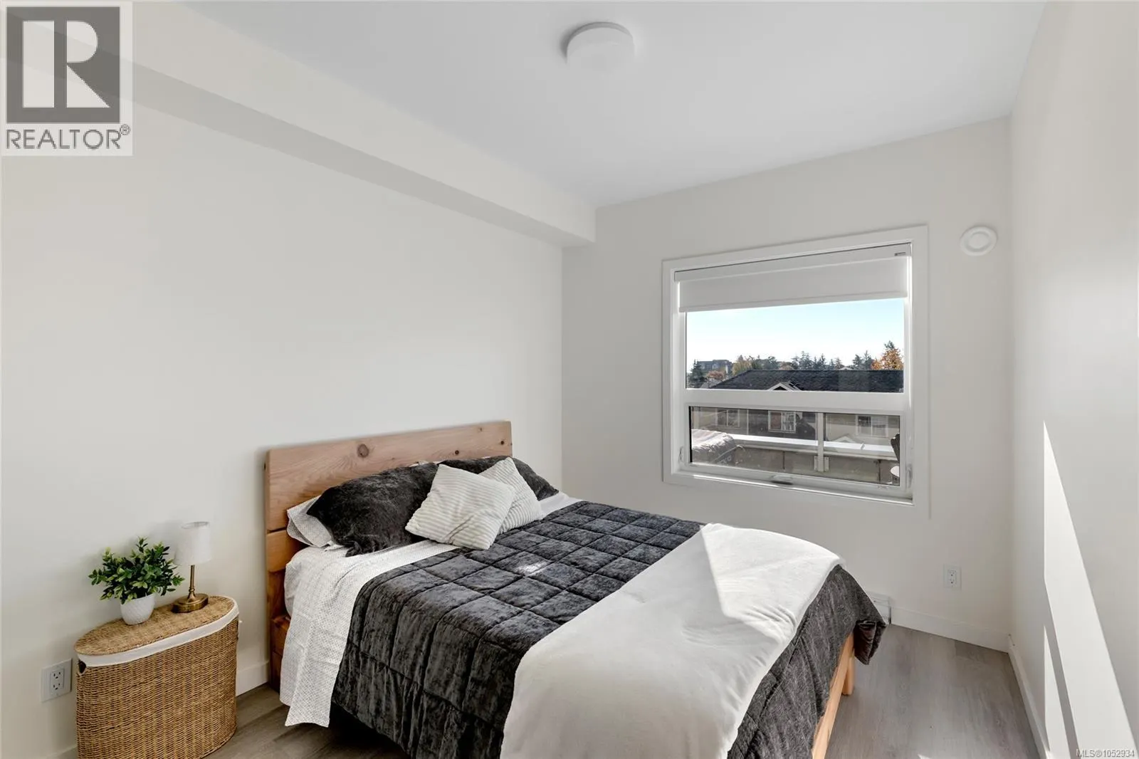 211 1102 Esquimalt Rd