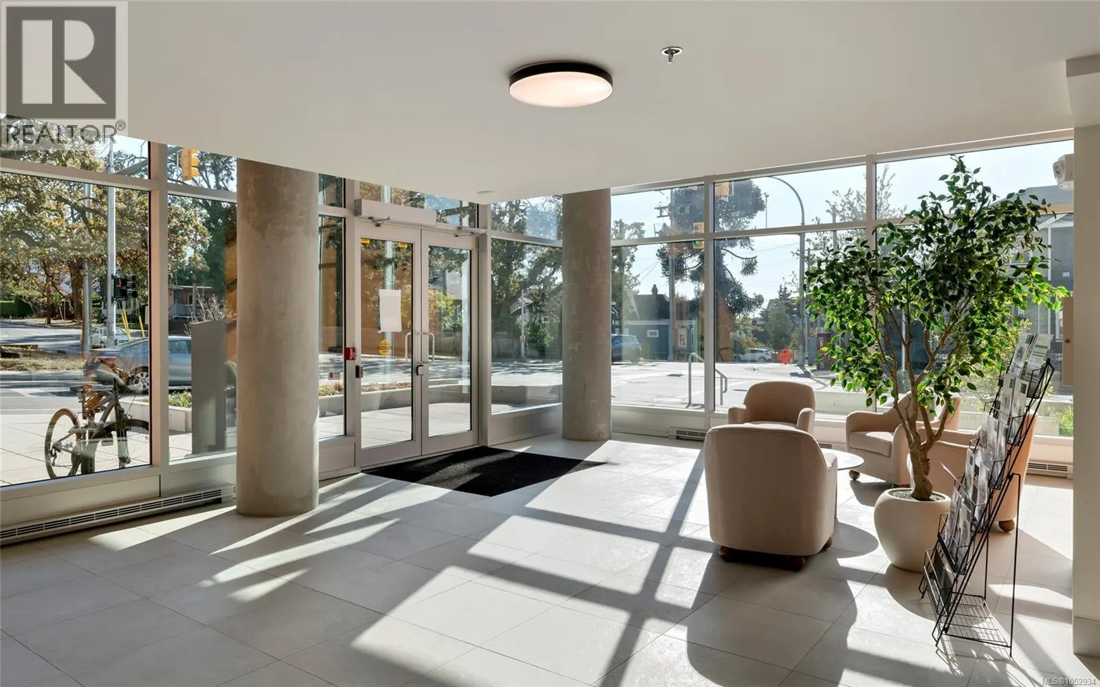 211 1102 Esquimalt Rd