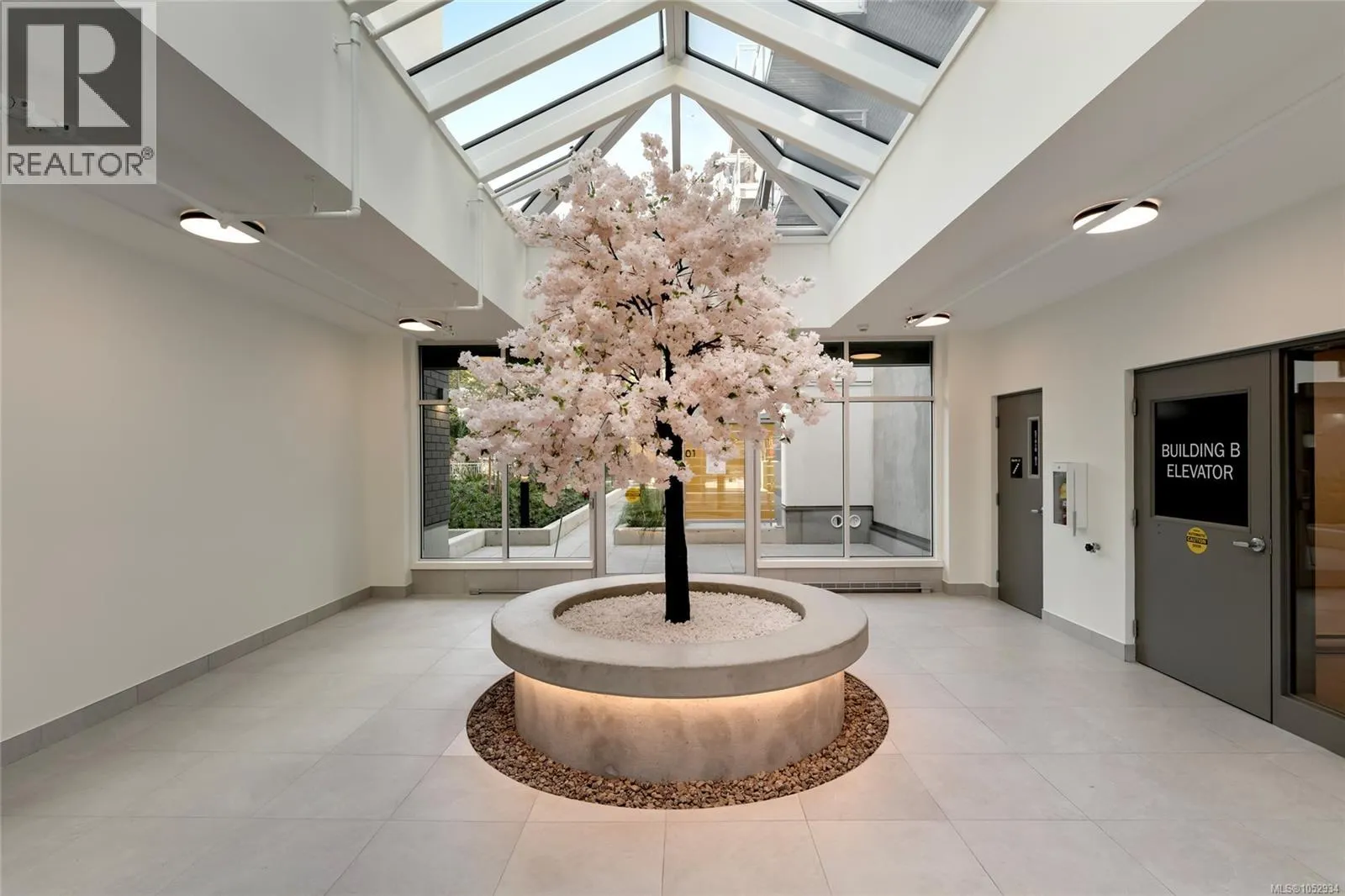 211 1102 Esquimalt Rd