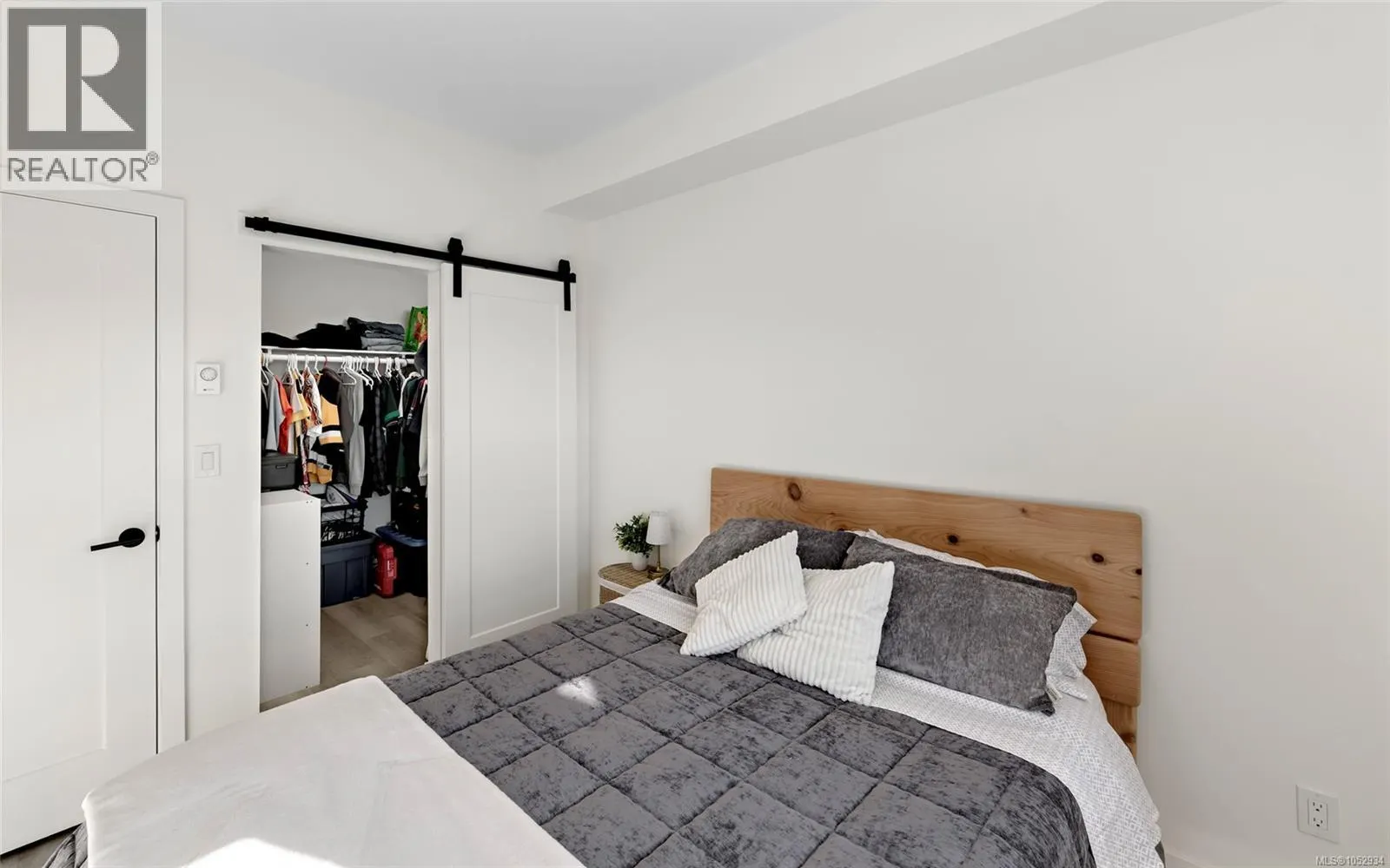 211 1102 Esquimalt Rd