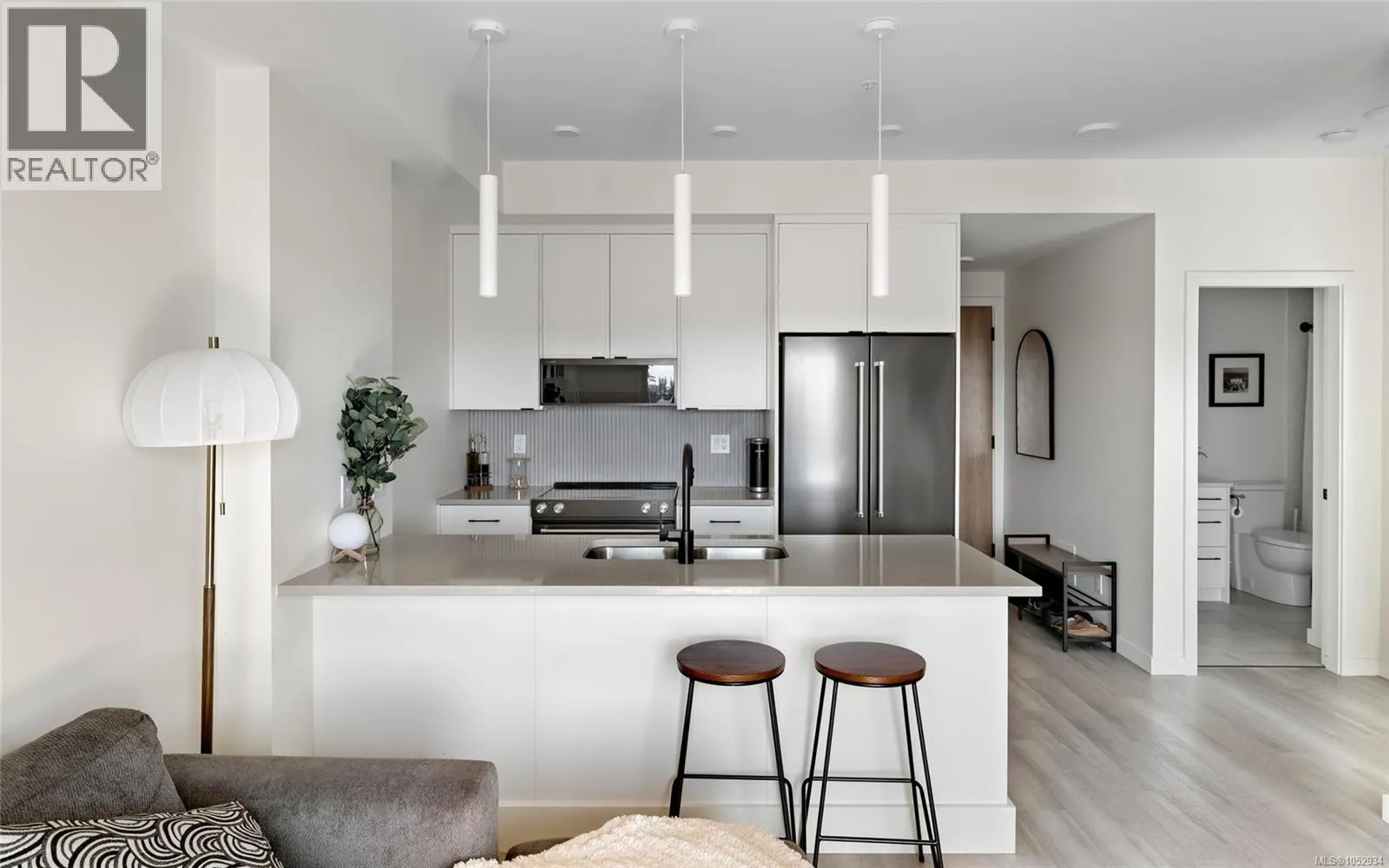 211 1102 Esquimalt Rd