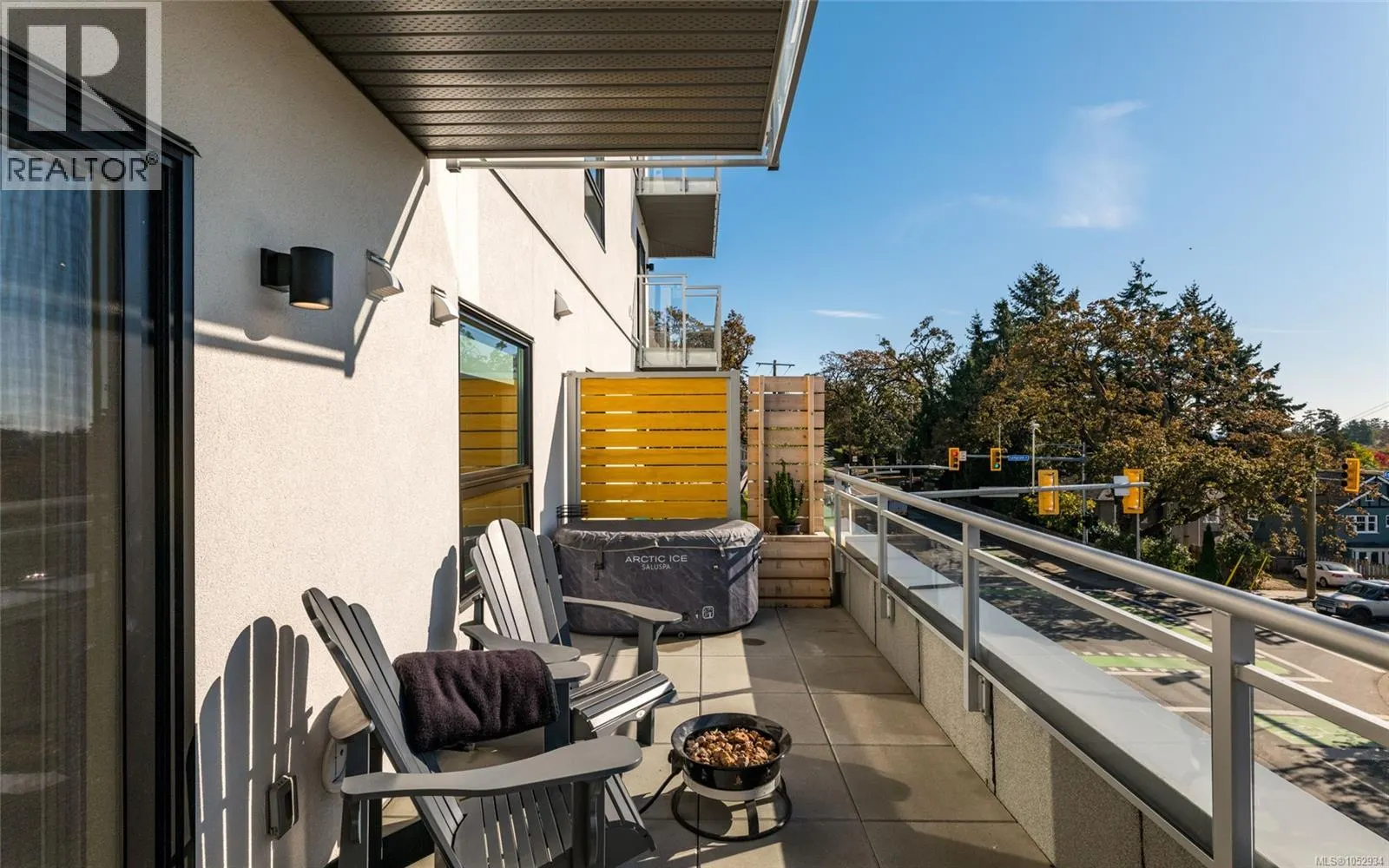 211 1102 Esquimalt Rd
