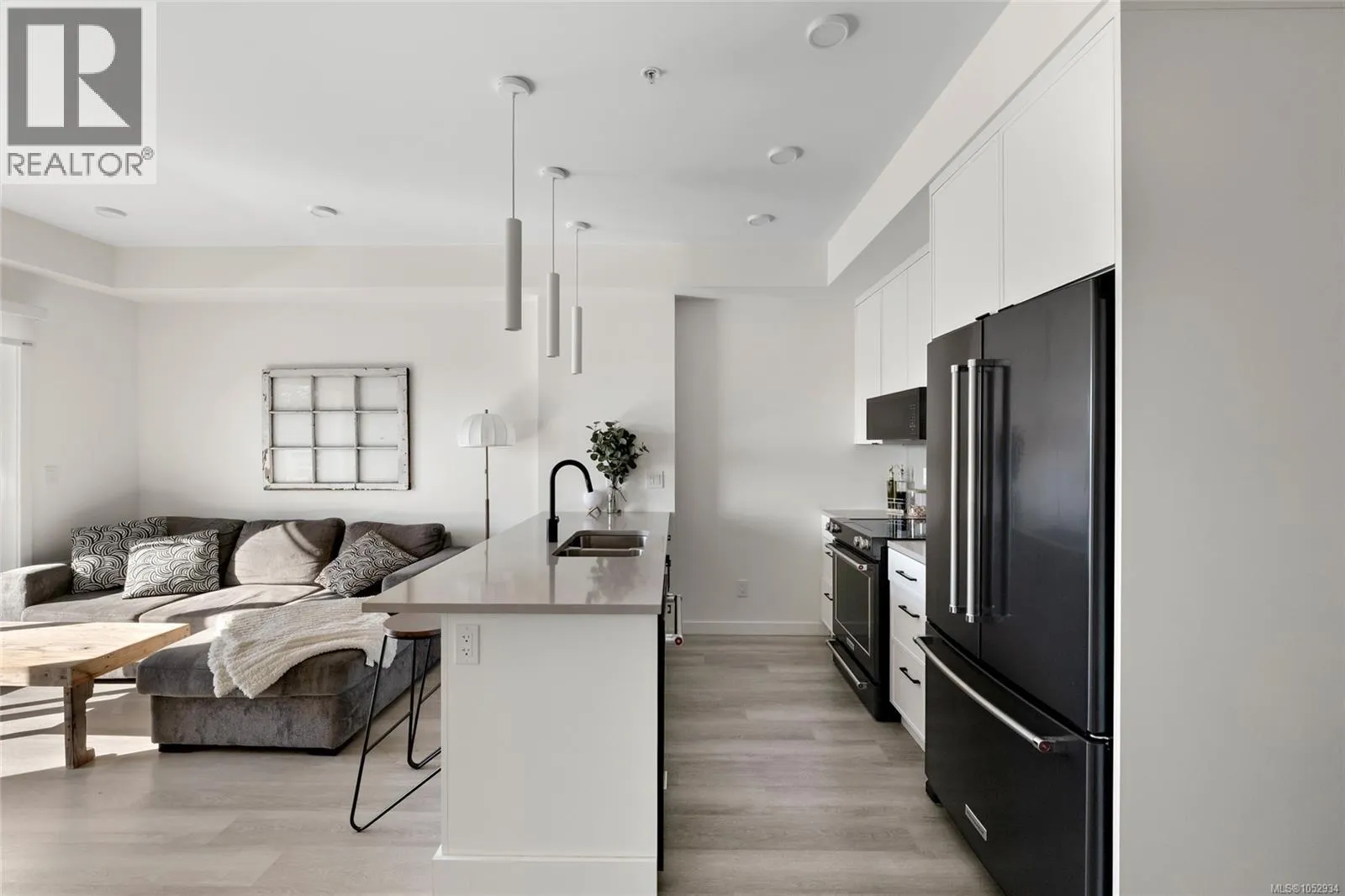211 1102 Esquimalt Rd