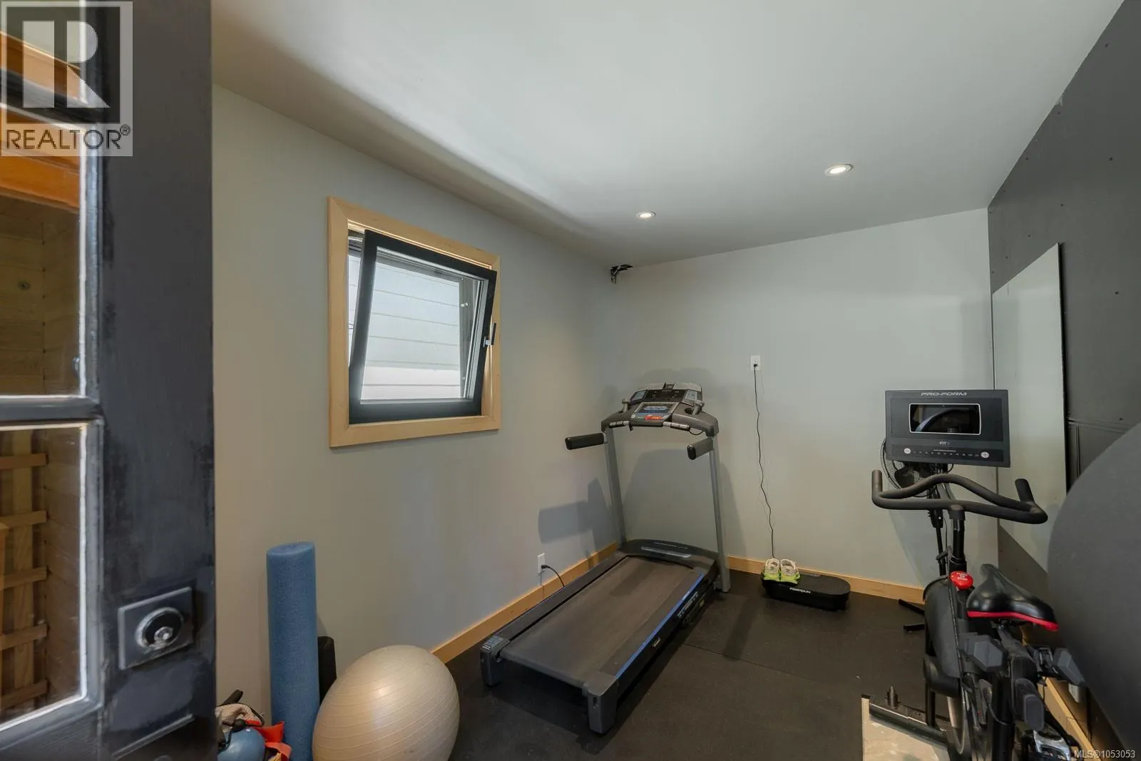 5546 Woodland Cres W