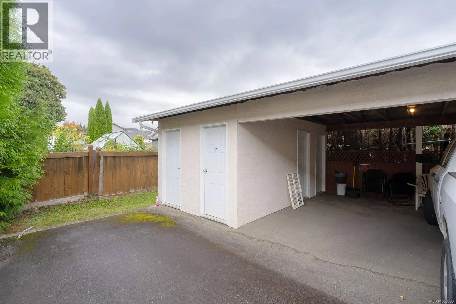 5453 Woodland Cres W