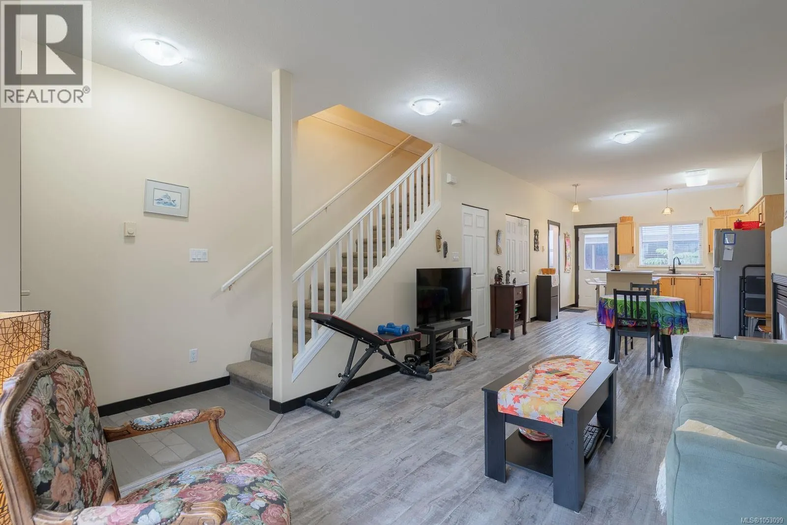 5453 Woodland Cres W