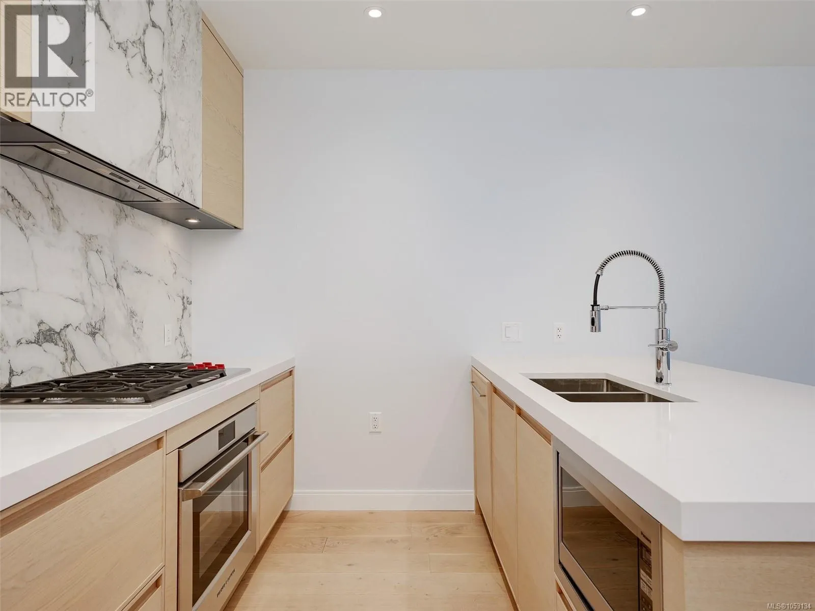 210 1916 Oak Bay Ave