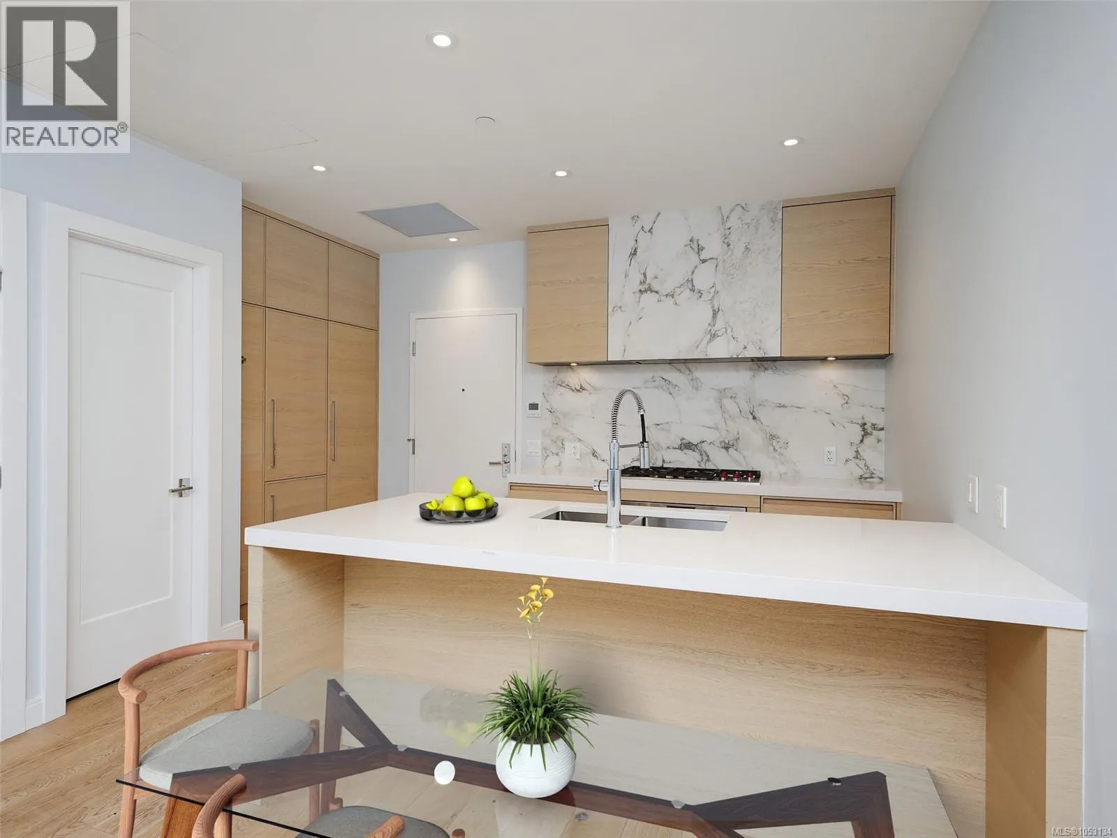 210 1916 Oak Bay Ave