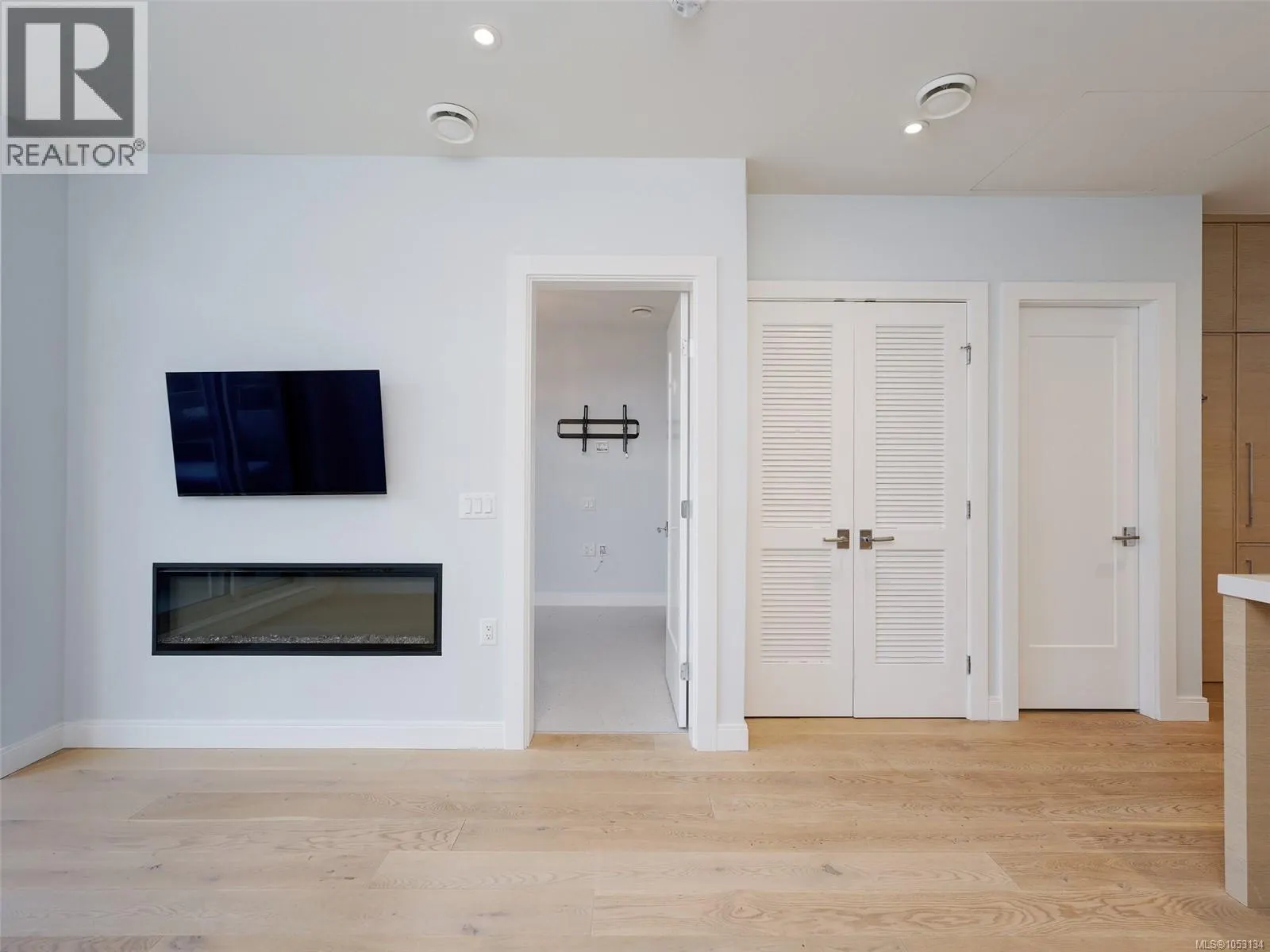 210 1916 Oak Bay Ave