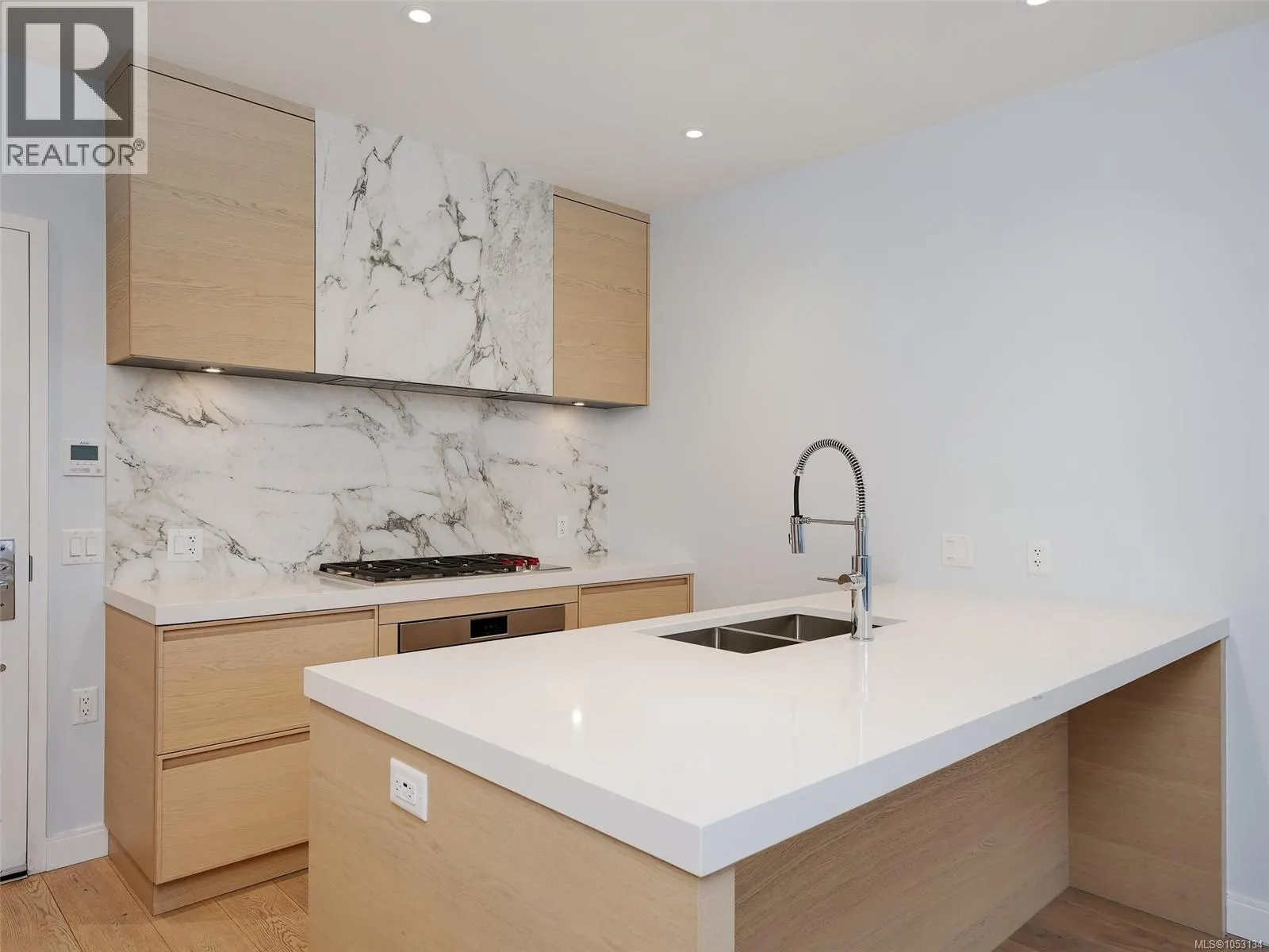 210 1916 Oak Bay Ave